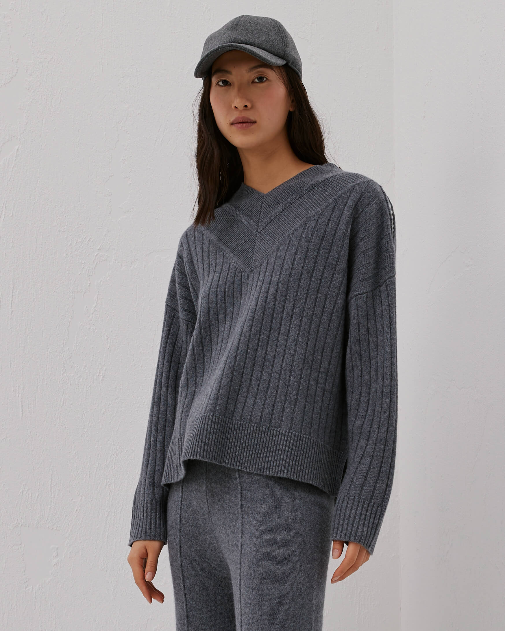 MAGLIA A COSTE CON SCOLLO A V