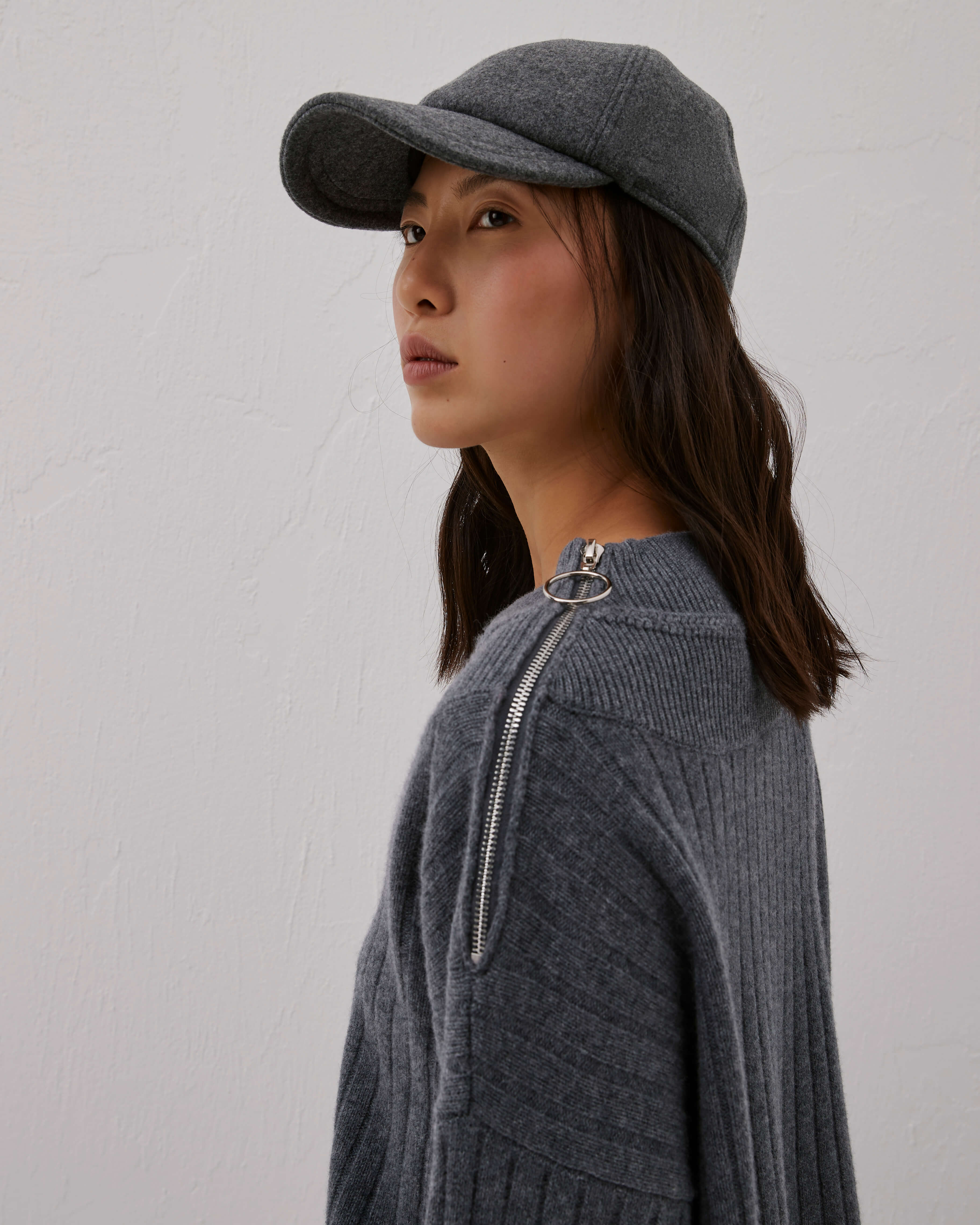 MAGLIA A COSTE CON SCOLLO A V