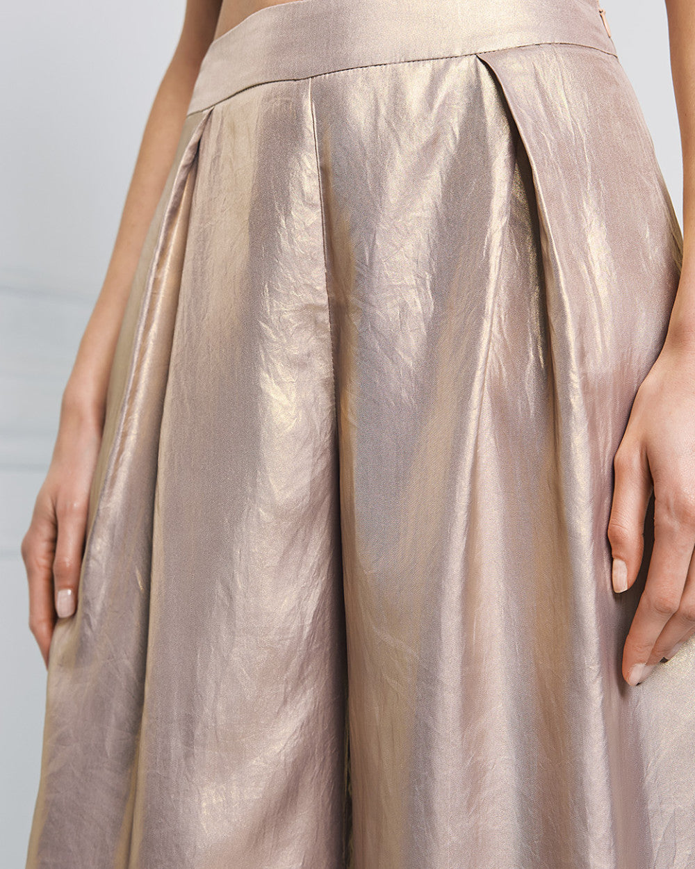 Pantaloni Effetto Metallizzato con Pinces