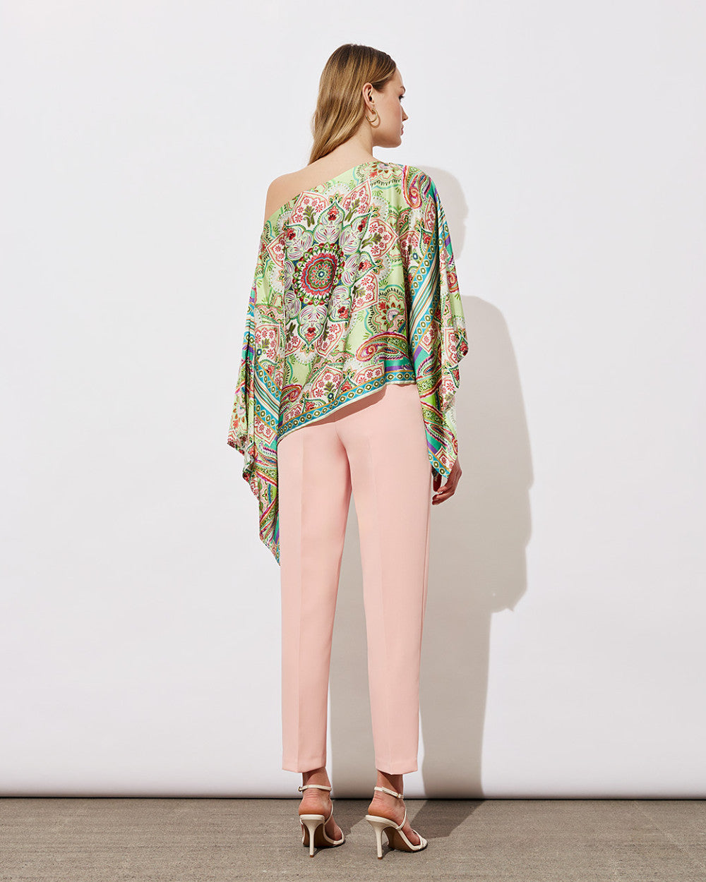 Blusa stampata con spalle scoperte