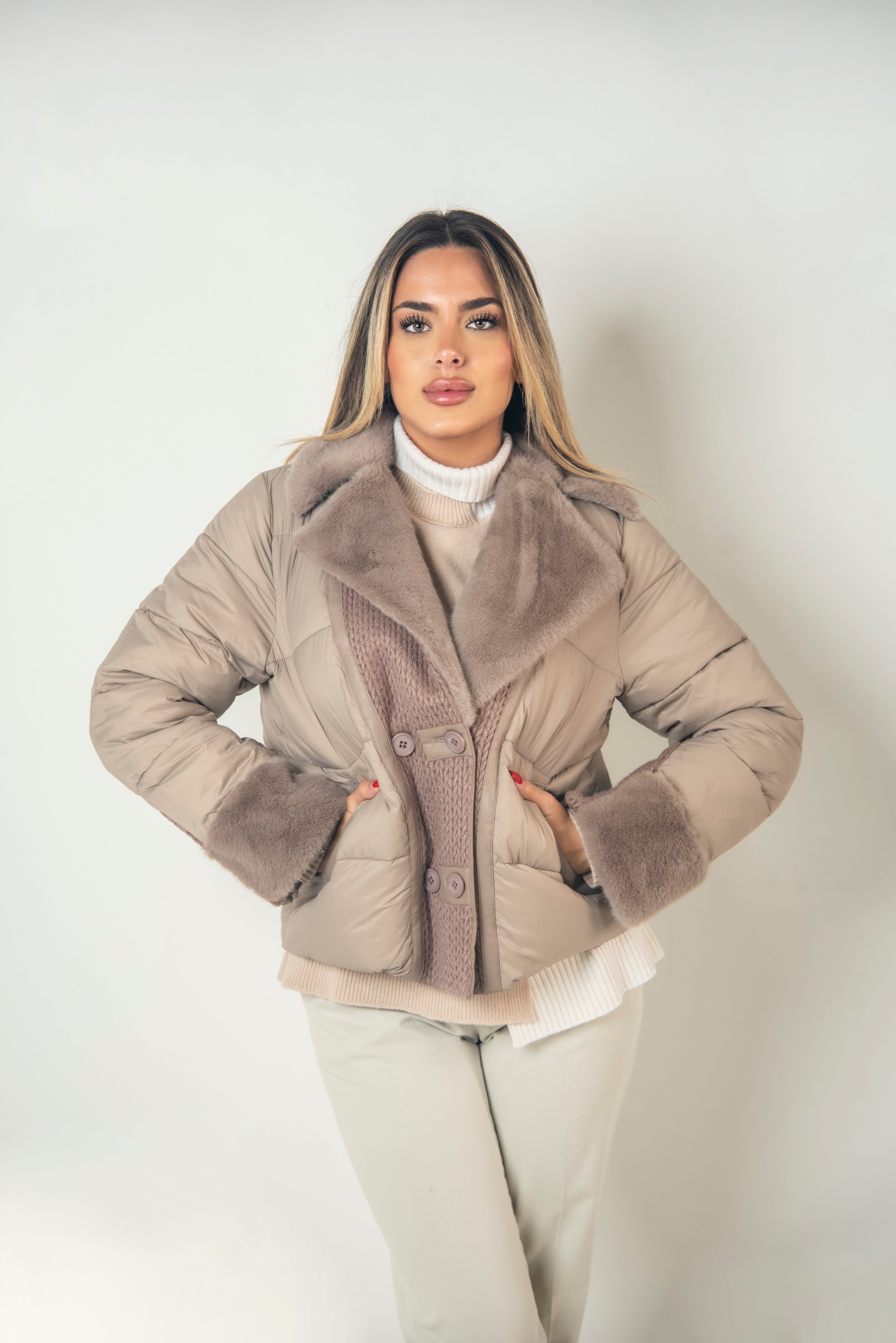 Piumino con Inserti in Eco Pelliccia