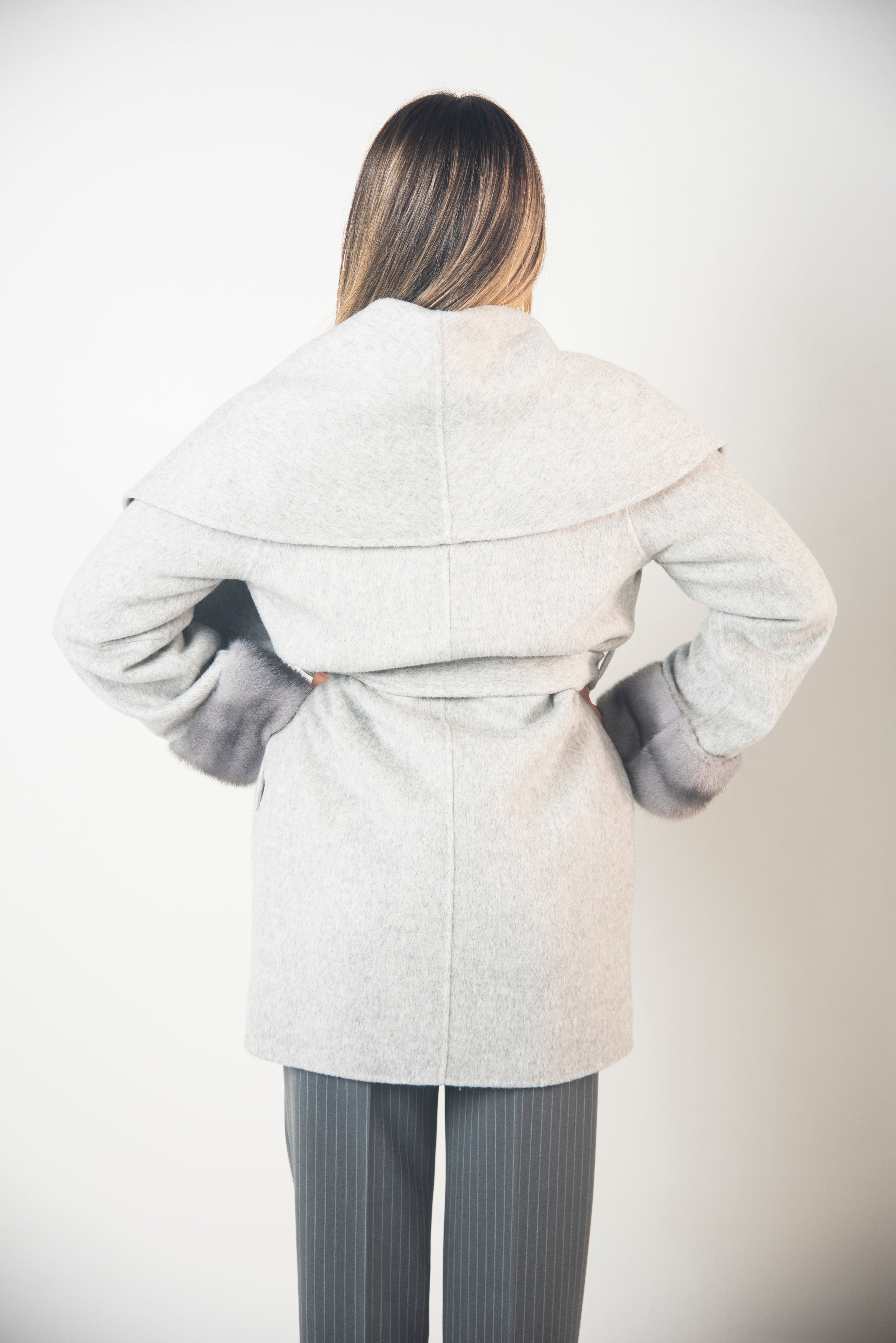 Cappotto Corto con Collo Sciallato