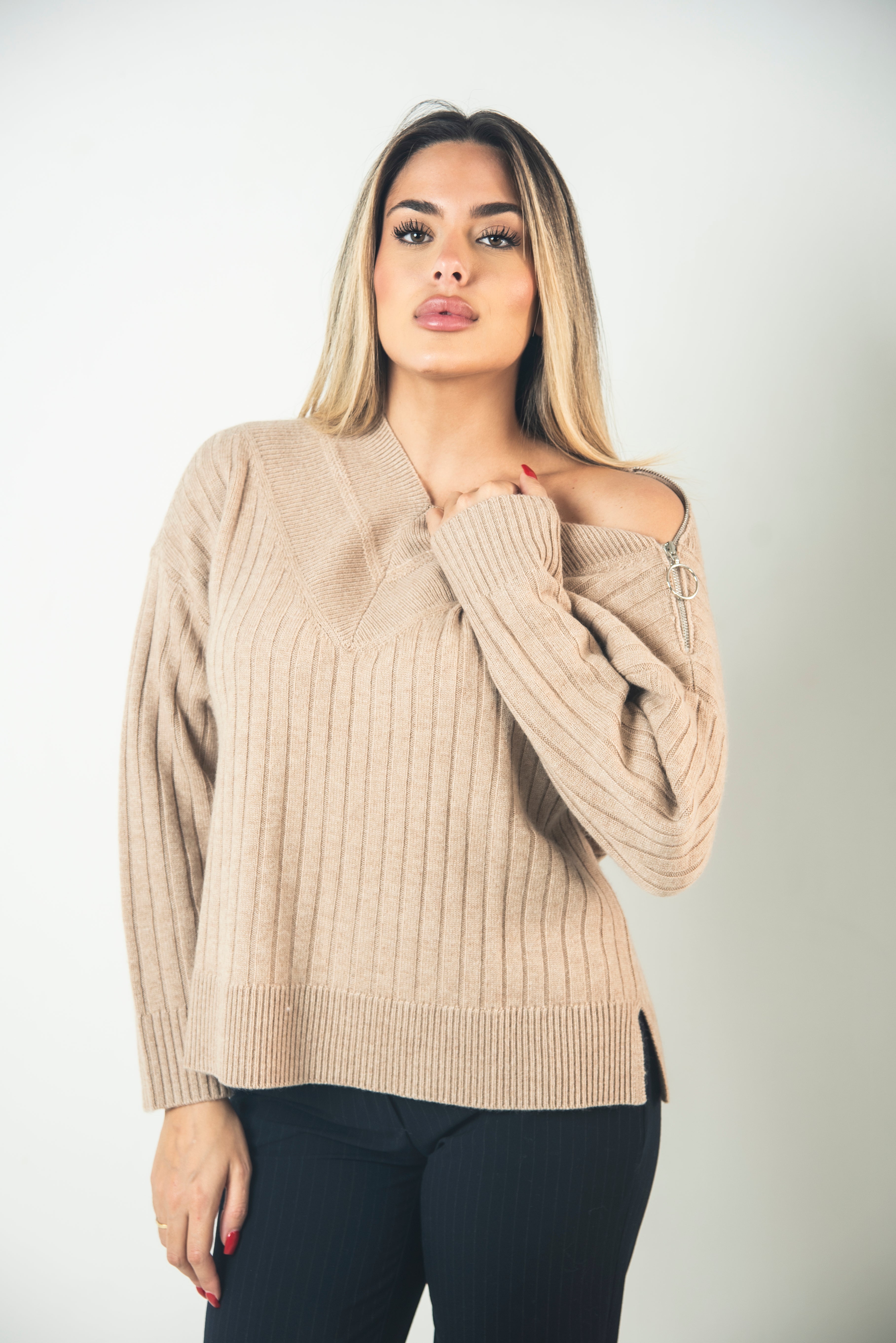MAGLIA A COSTE CON SCOLLO A V