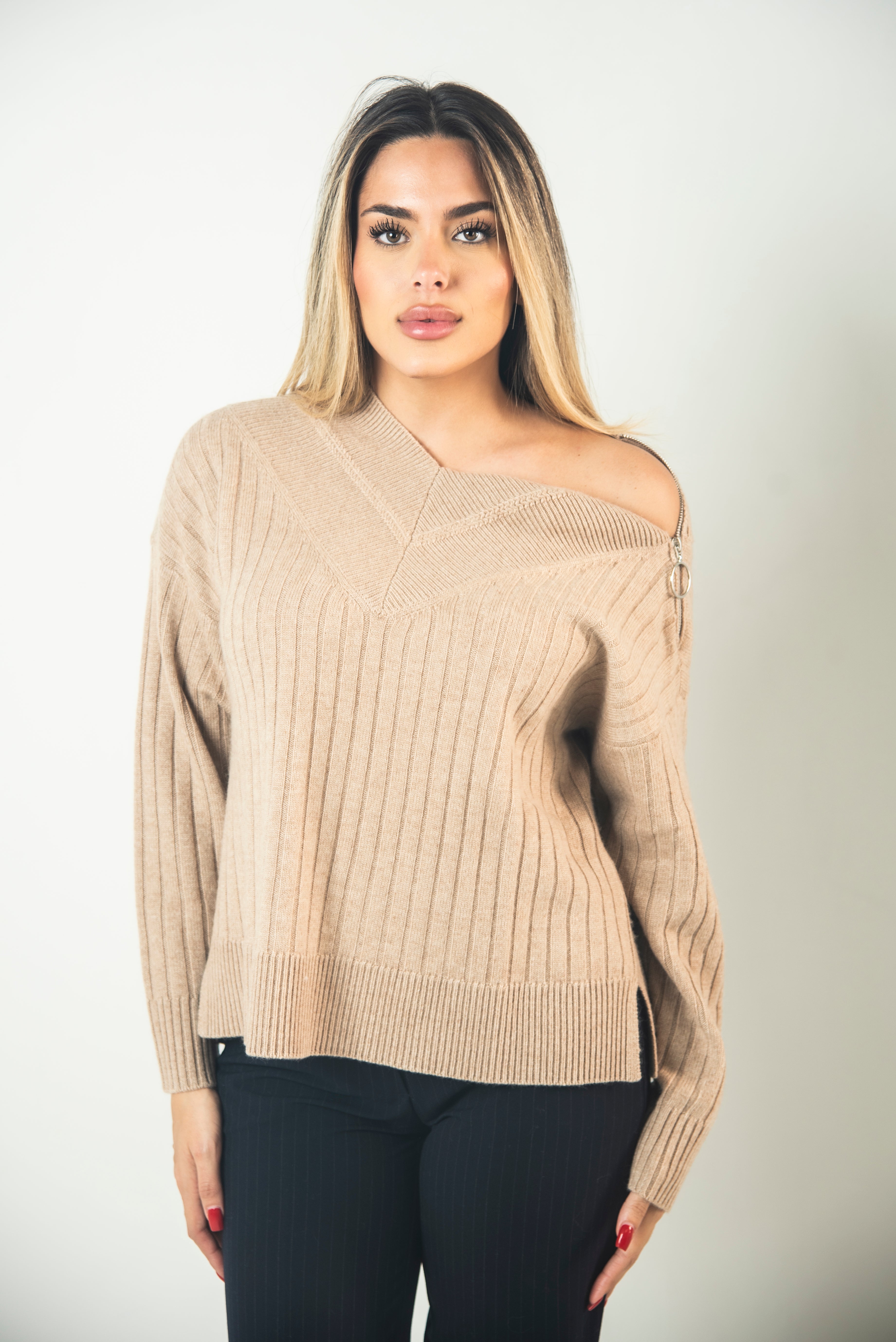 MAGLIA A COSTE CON SCOLLO A V