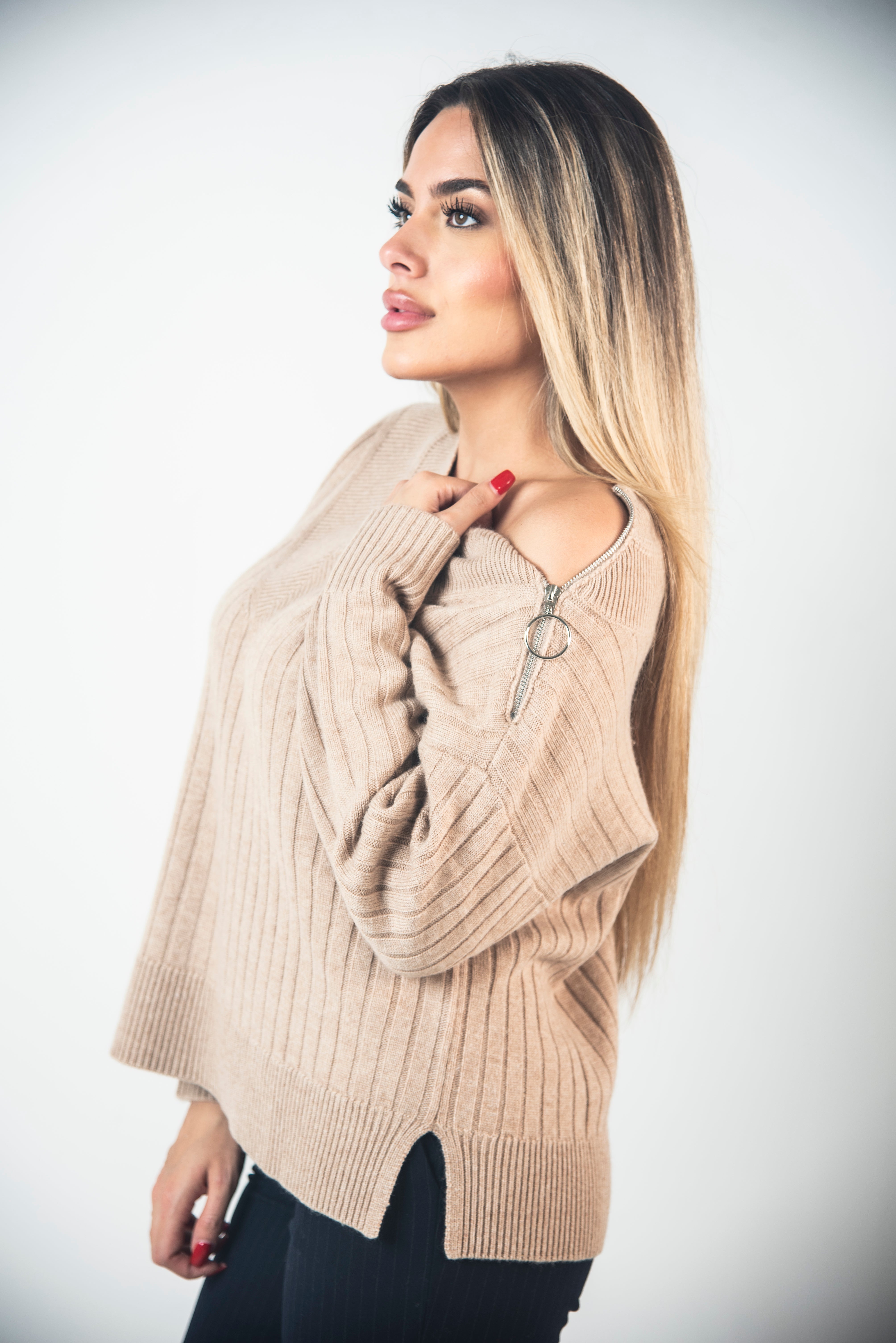 MAGLIA A COSTE CON SCOLLO A V