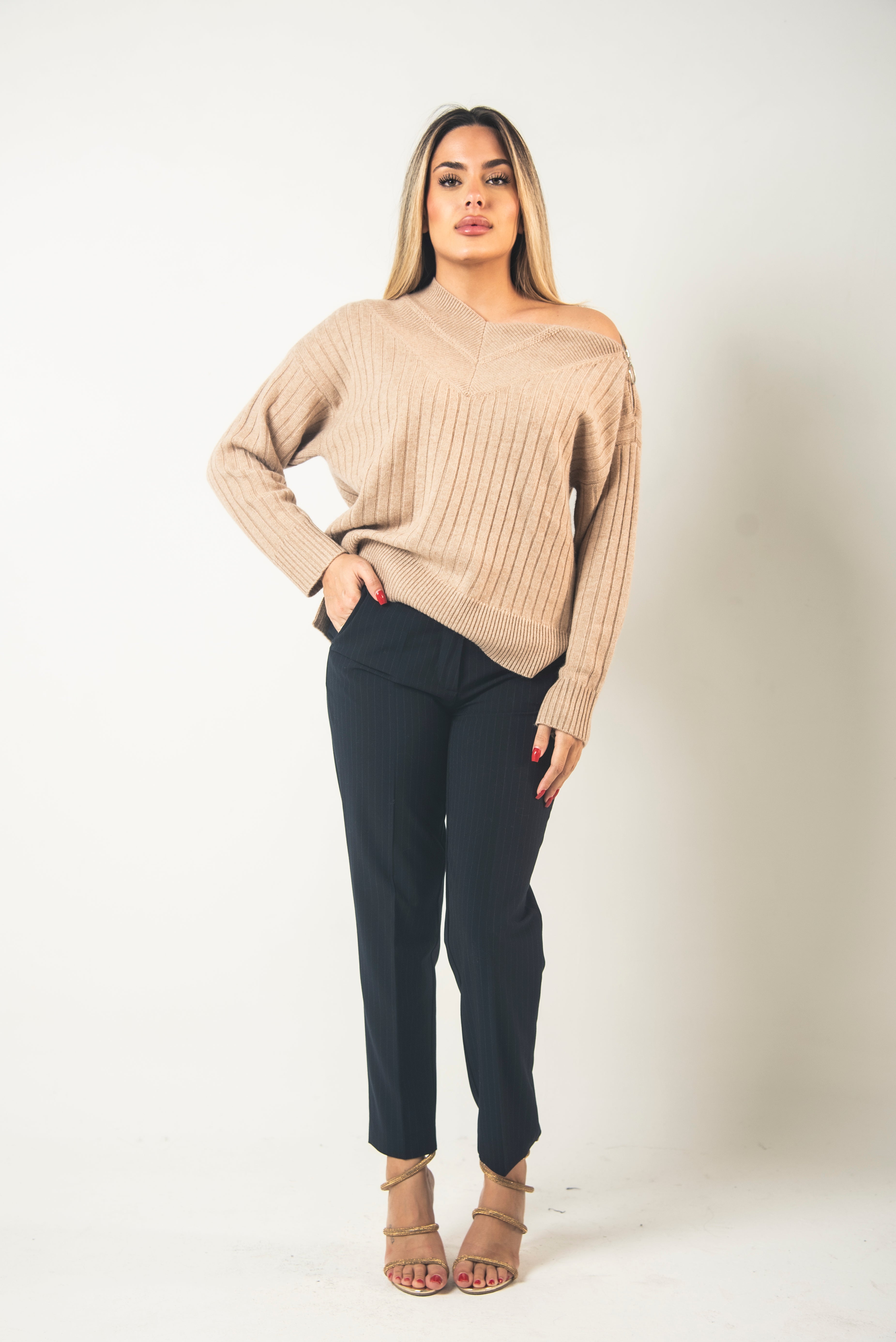 MAGLIA A COSTE CON SCOLLO A V