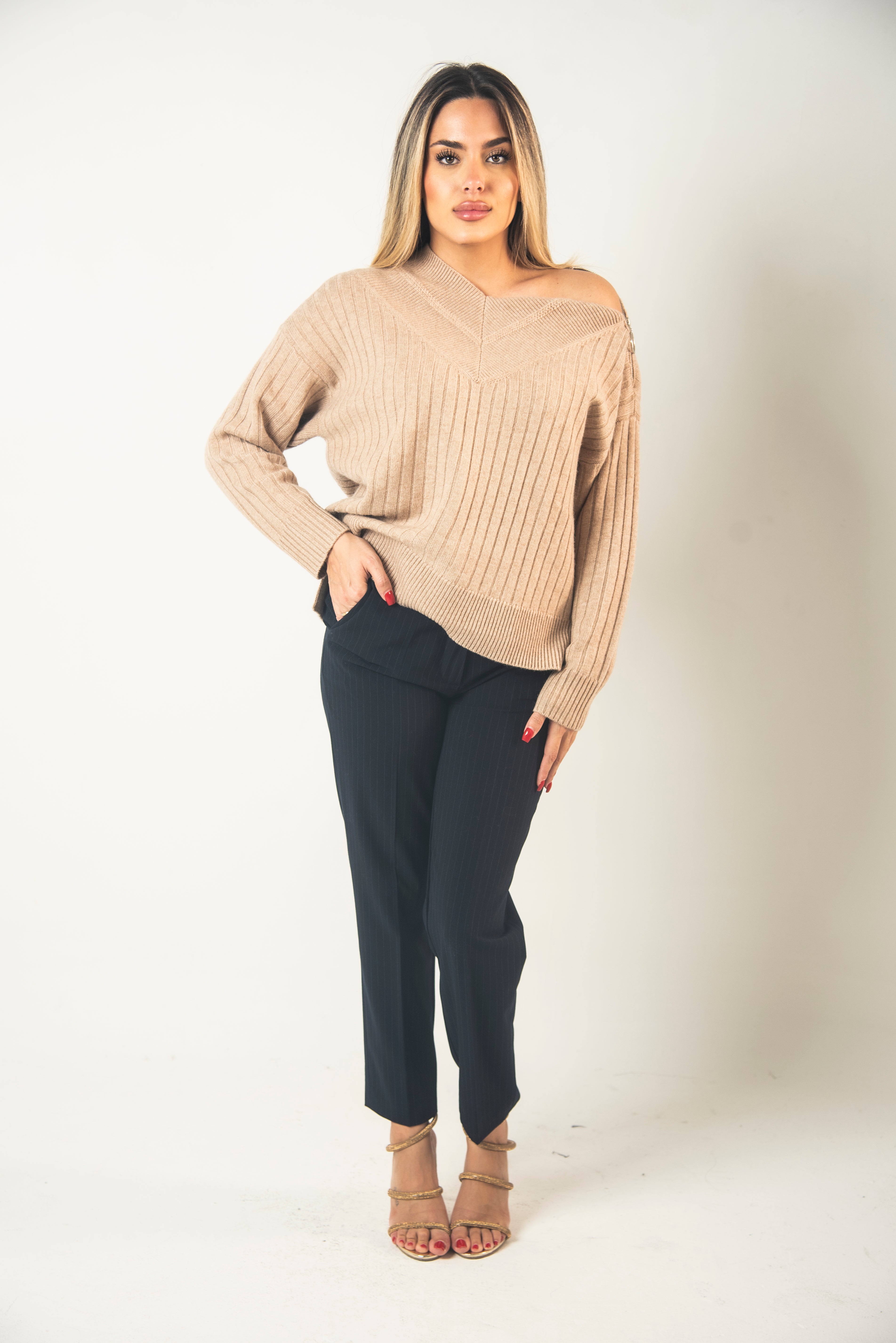 MAGLIA A COSTE CON SCOLLO A V