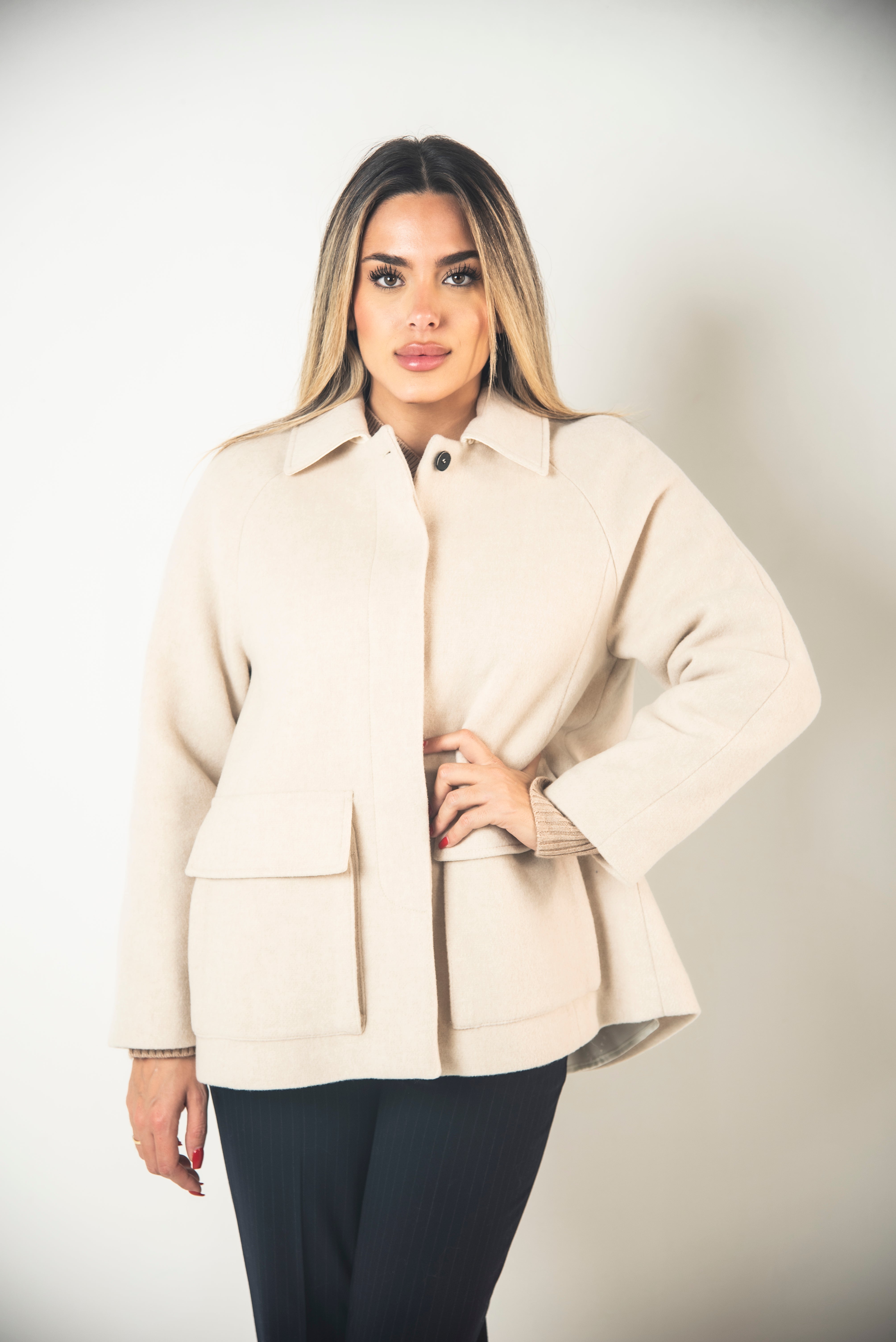 CAPPOTTO CORTO CON TASCONI