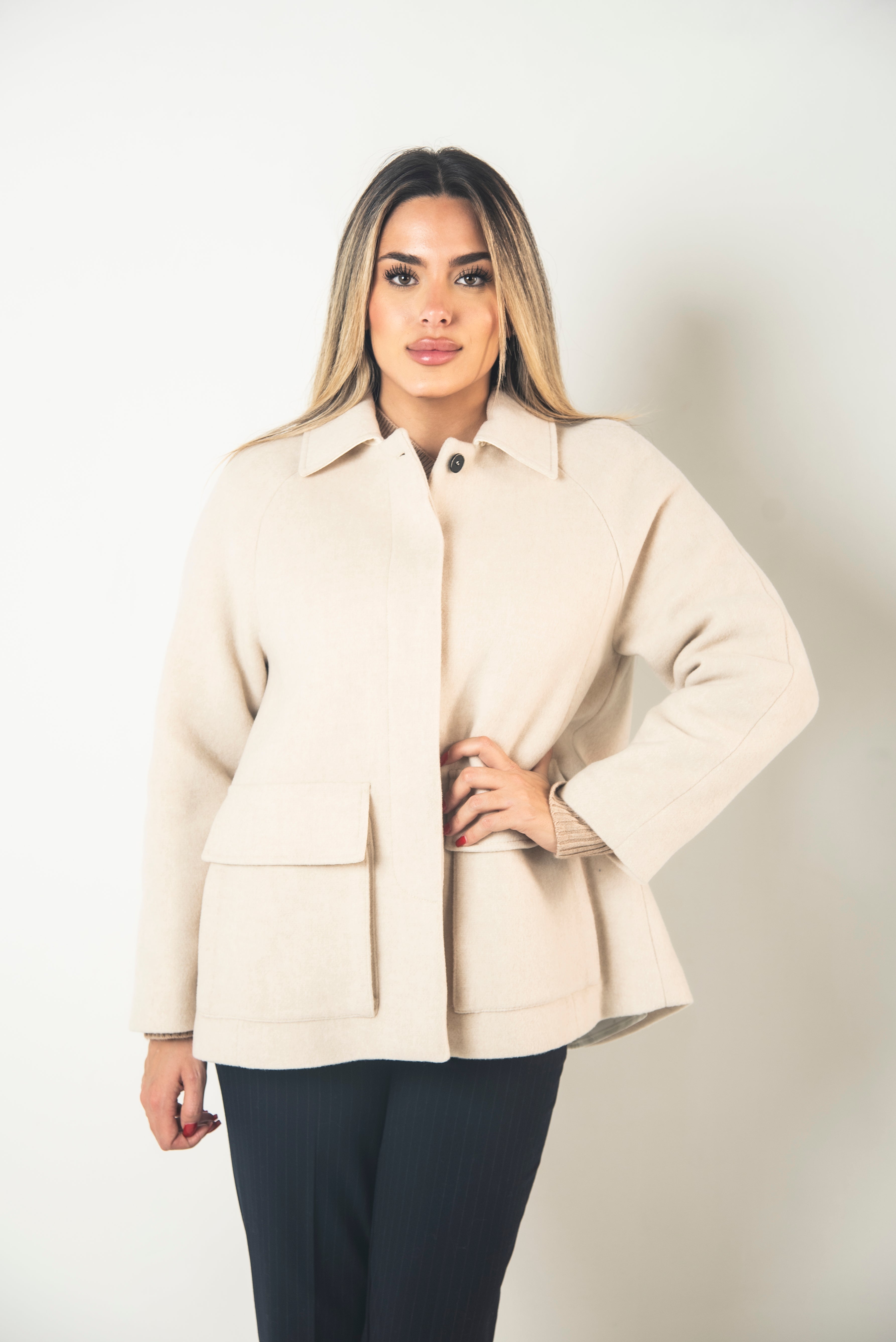 CAPPOTTO CORTO CON TASCONI