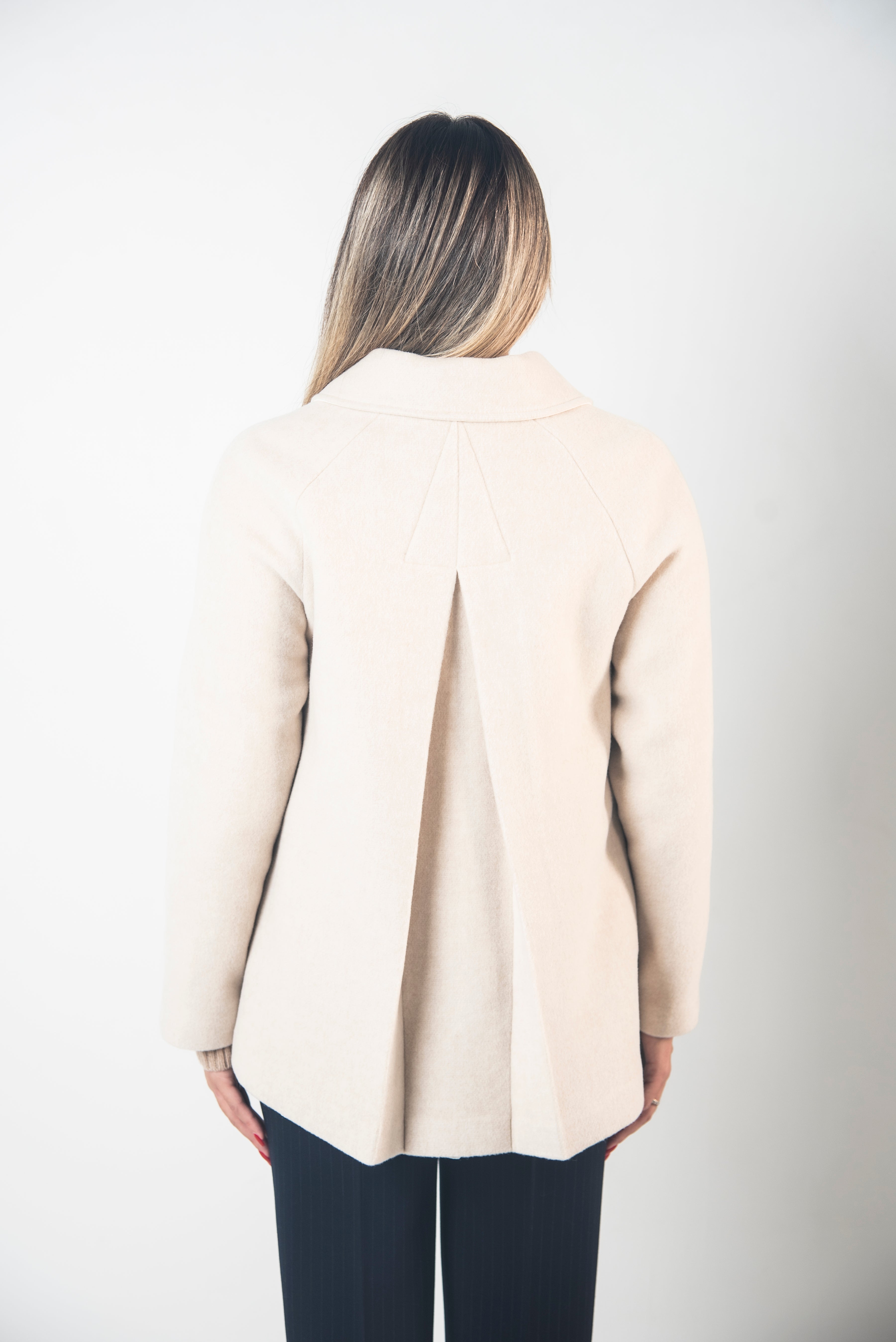 CAPPOTTO CORTO CON TASCONI