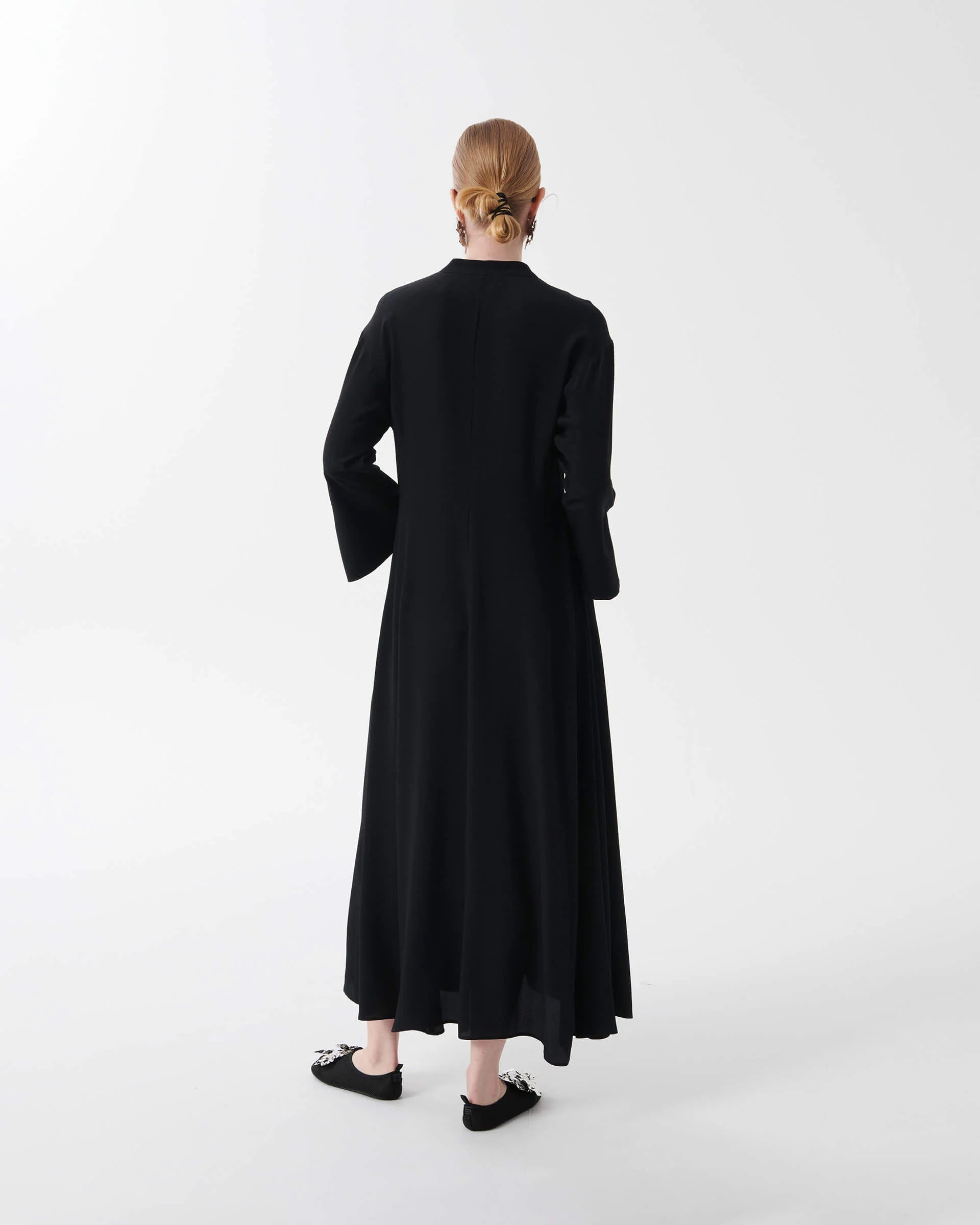 Abito in Crep di Seta con Plastron Ricamato