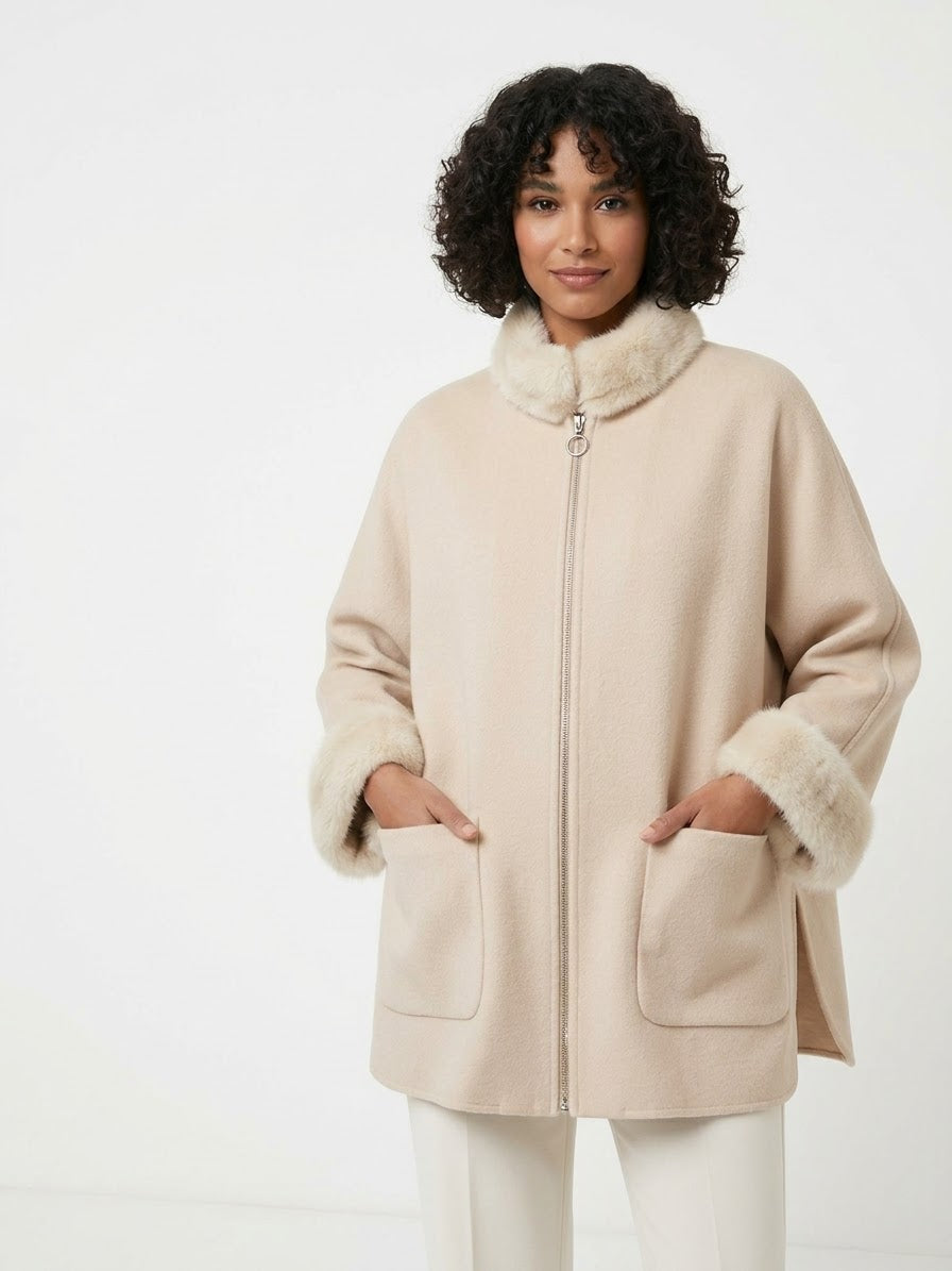 Cappotto-Mantella con Bordi in Visone