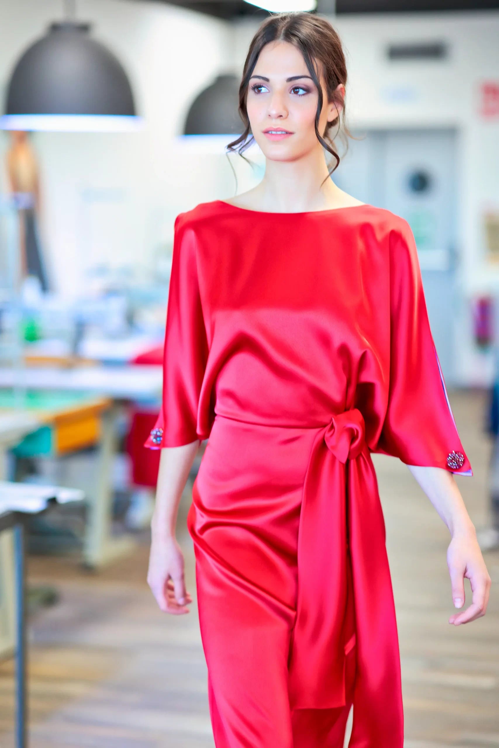 abito in satin con maniche aperte