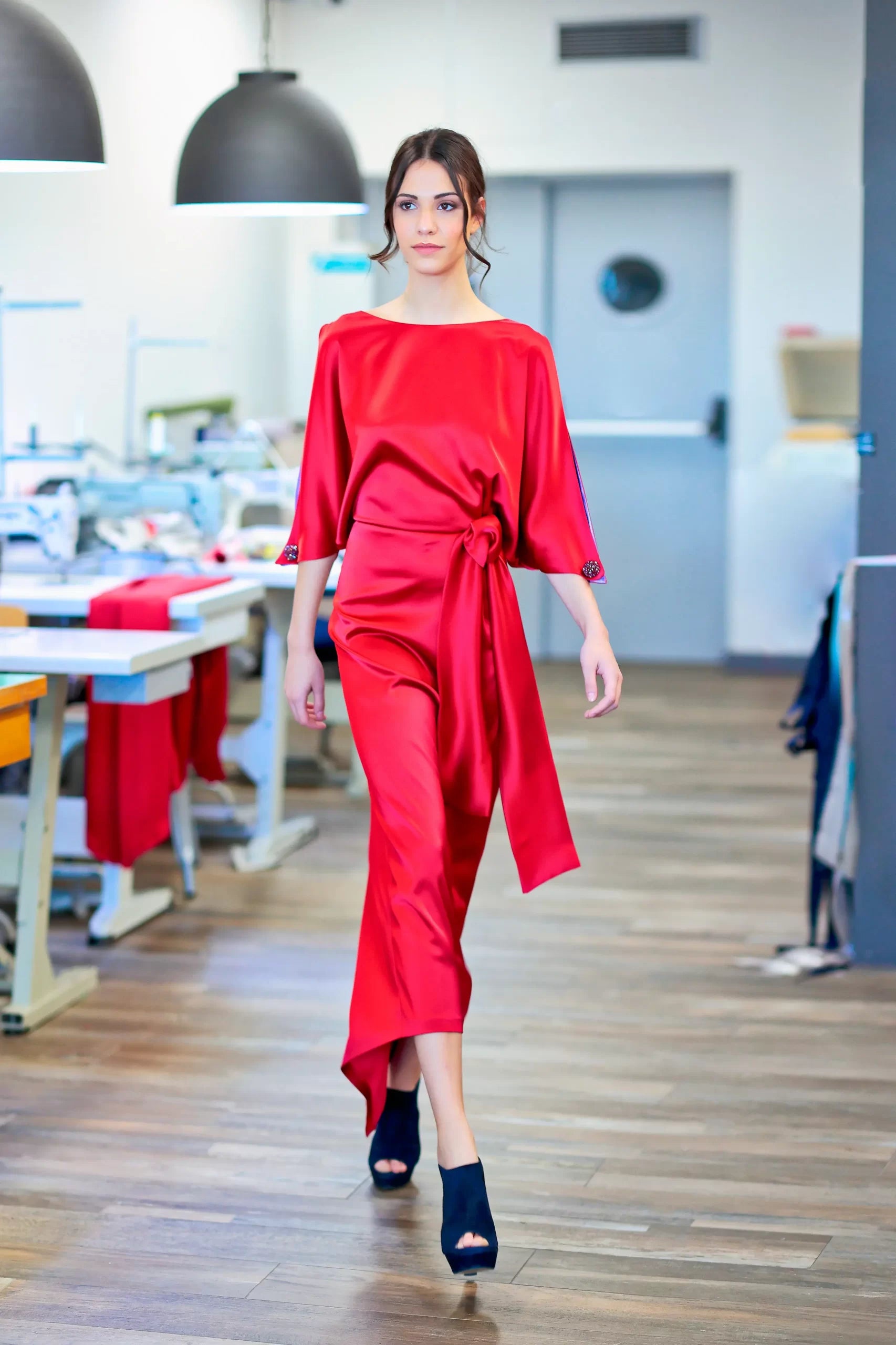 abito in satin con maniche aperte