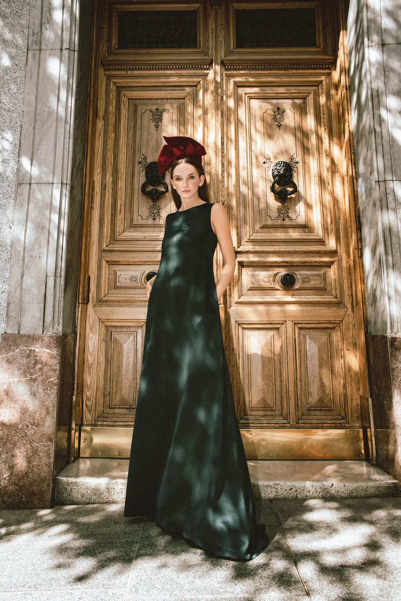 Abito lungo, con dettaglio drappeggio sulla schiena.