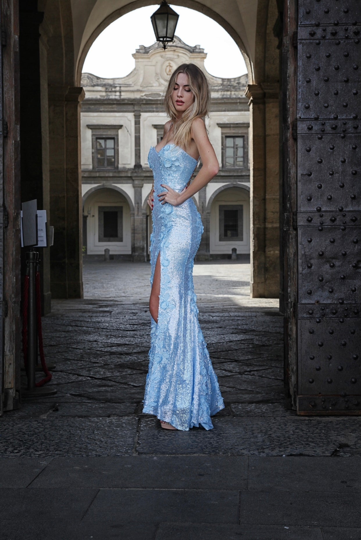 abito in paillettes e ricami scollo a cuore