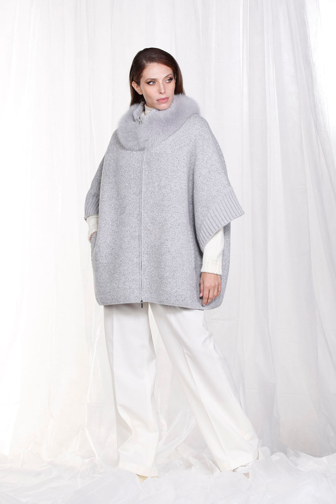 Mantella con collo bordato in volpe