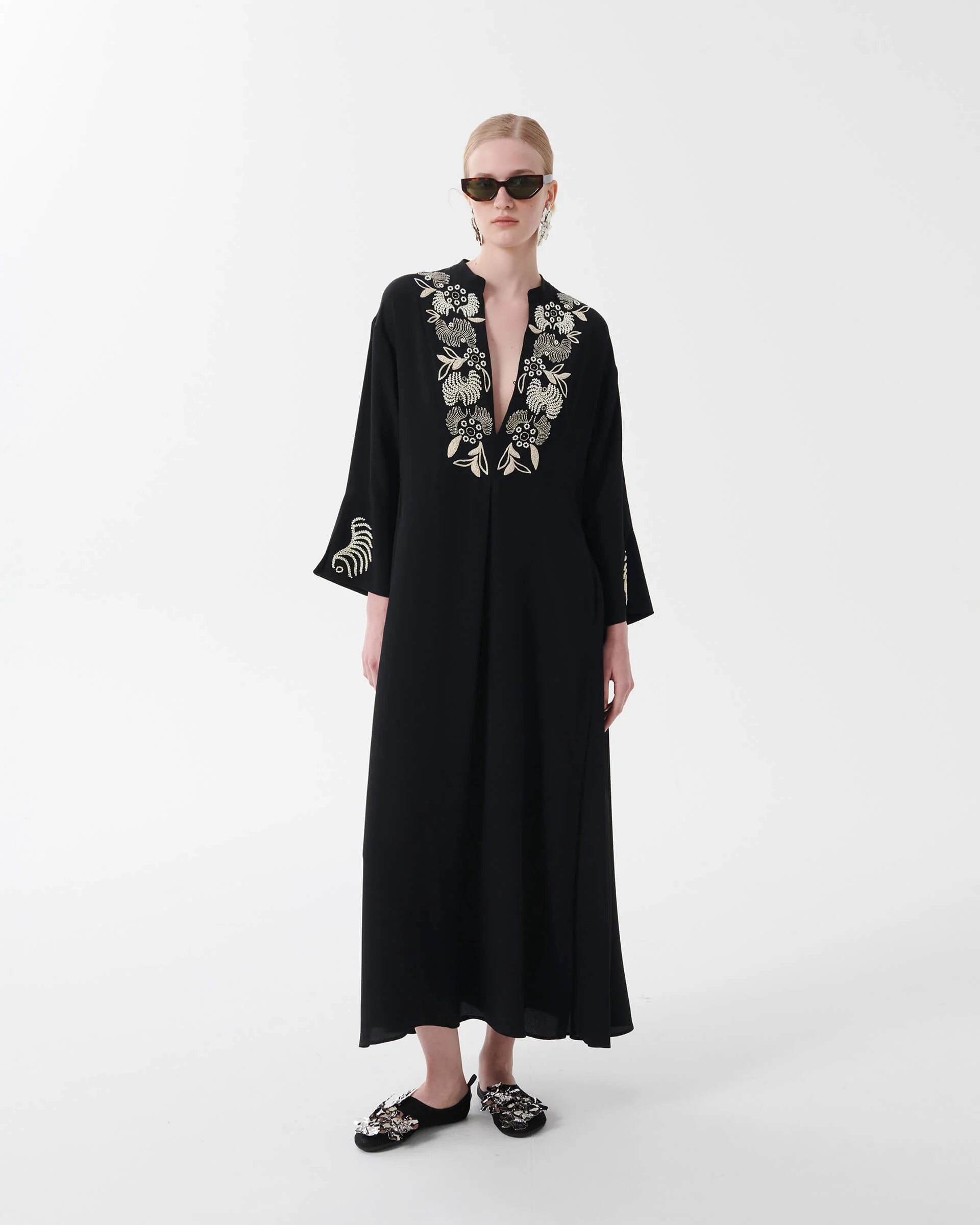 Abito in Crep di Seta con Plastron Ricamato
