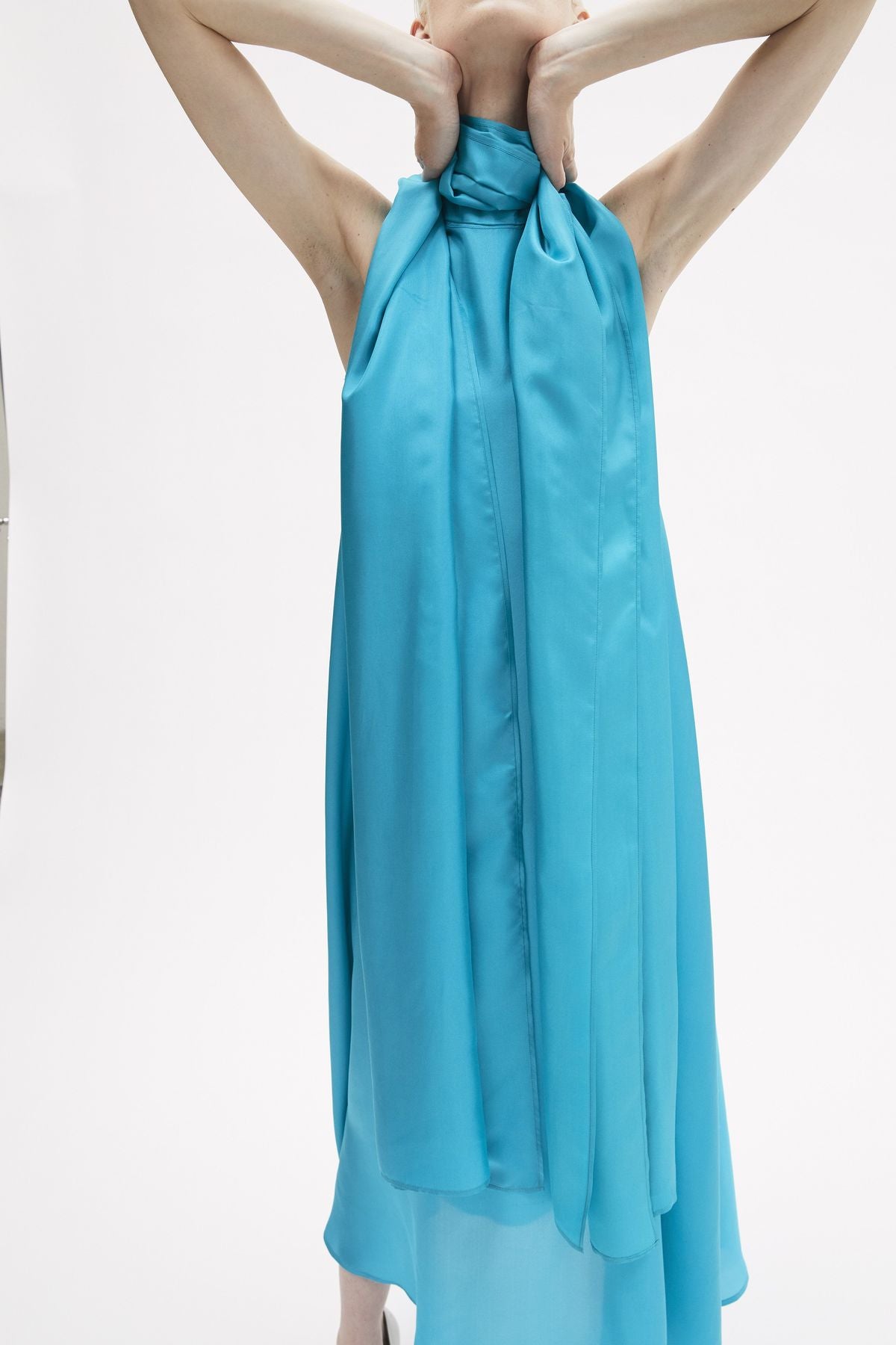 abito con mantella/stola