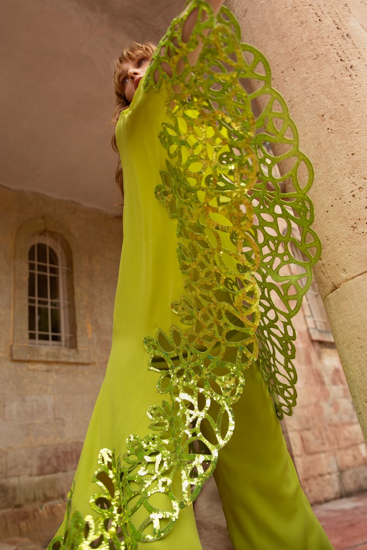 coordinato mantella monospalla e pantalone