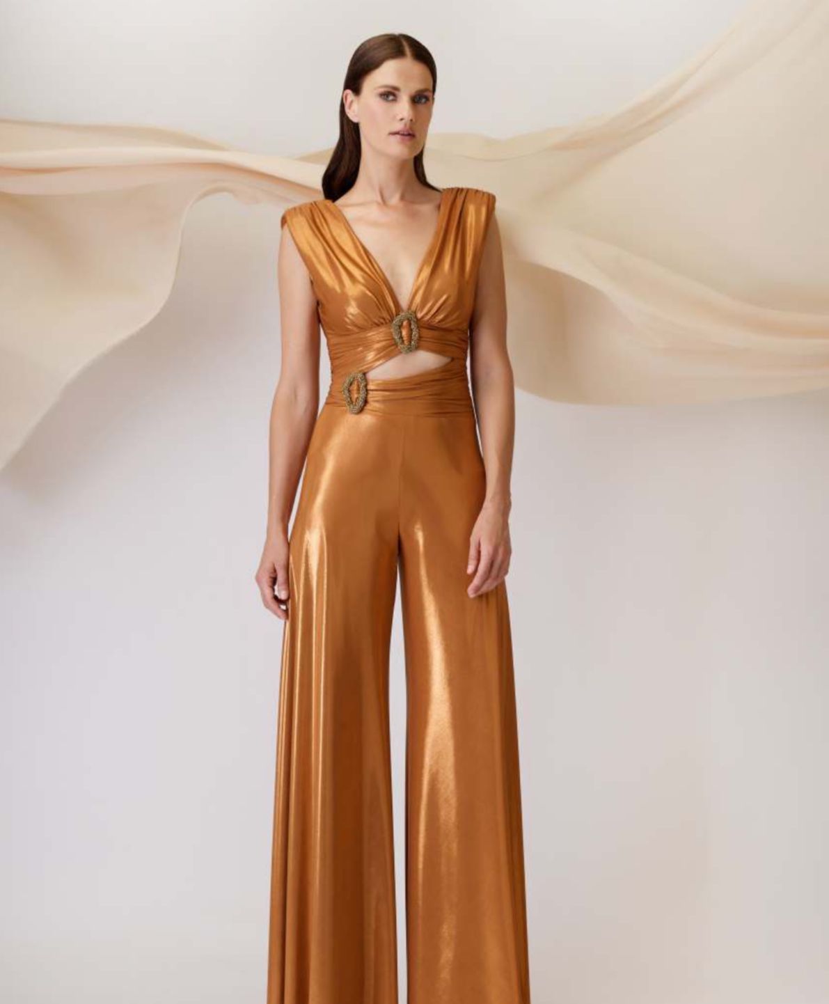 Tuta con tagli e dettagli