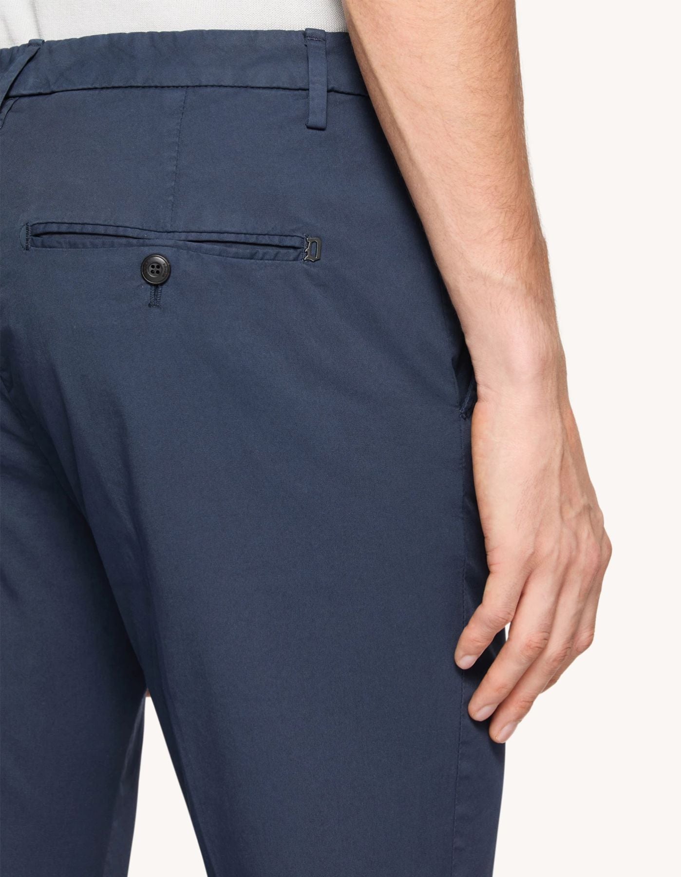 pantaloni slim in gabardina leggera