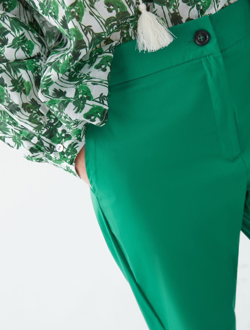 Pantaloni semiaderenti