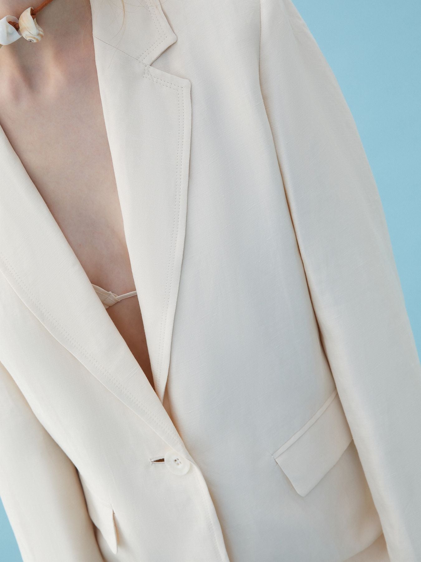 tailleur in lino blazer sfiancato e pantalone zampa