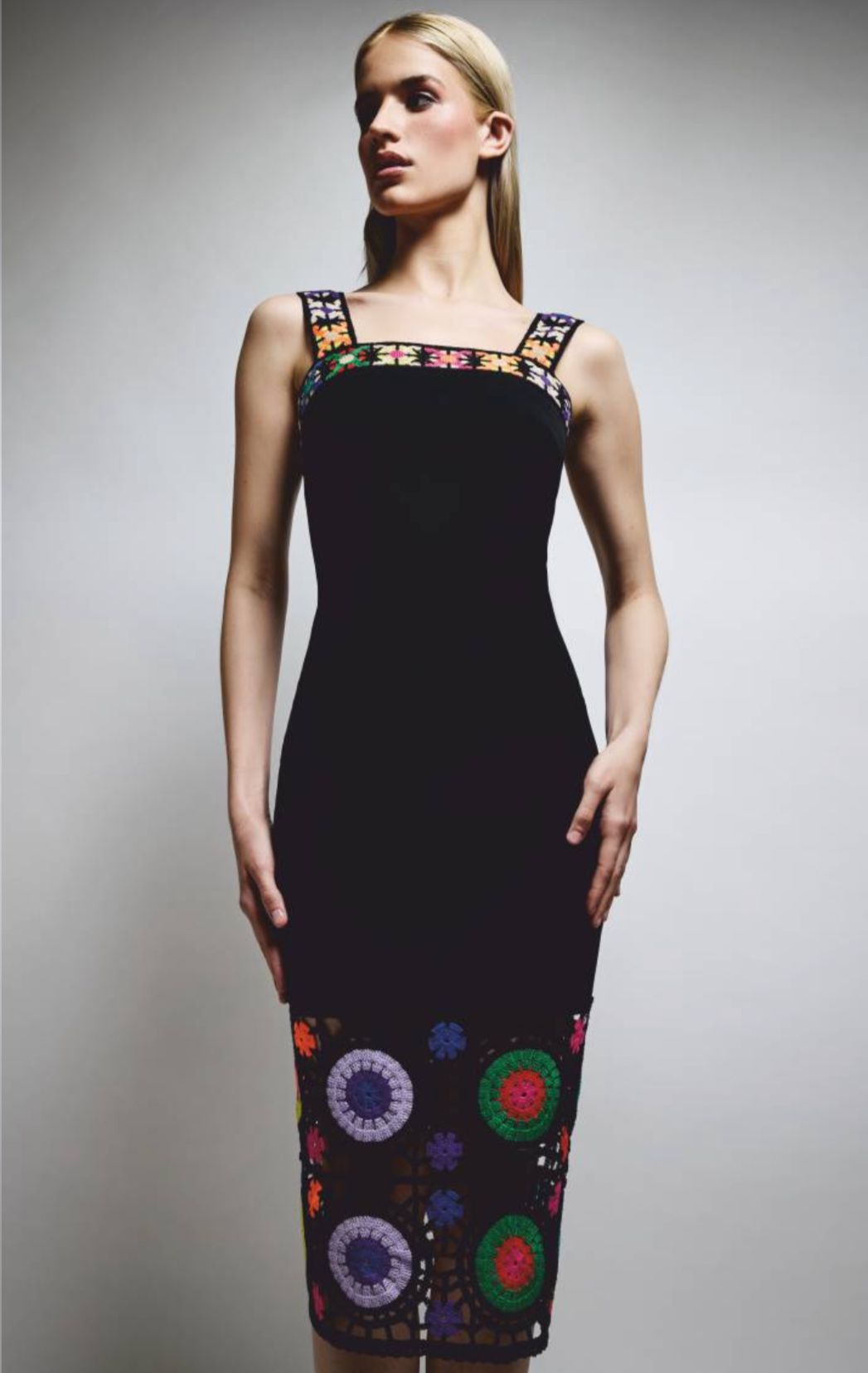 Abito midi con bordi ricamati