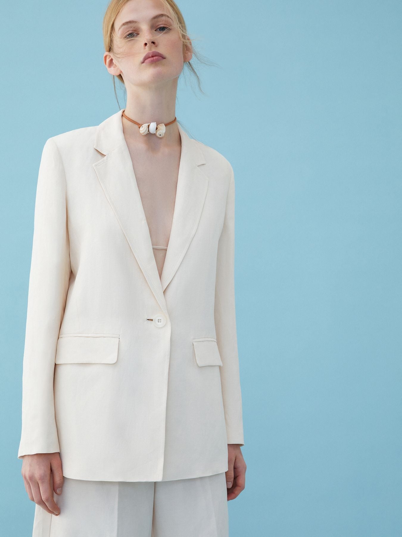tailleur in lino blazer sfiancato e pantalone zampa