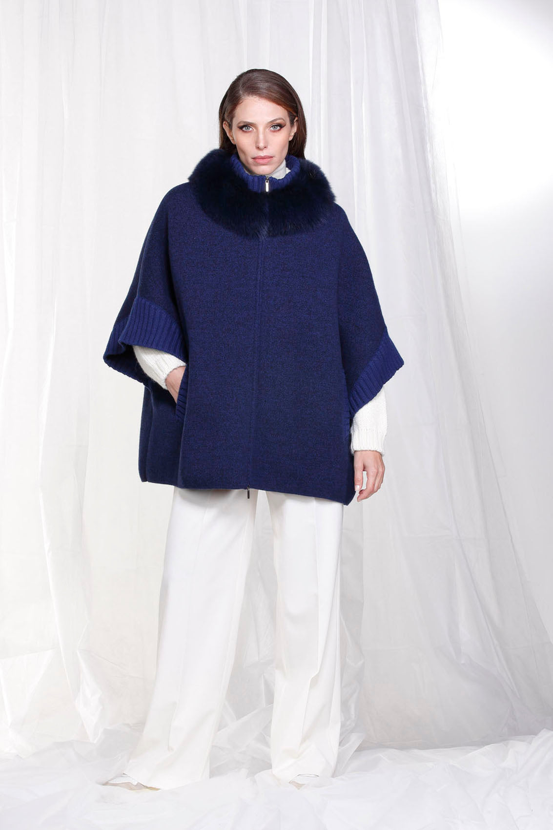 Mantella con collo bordato in volpe