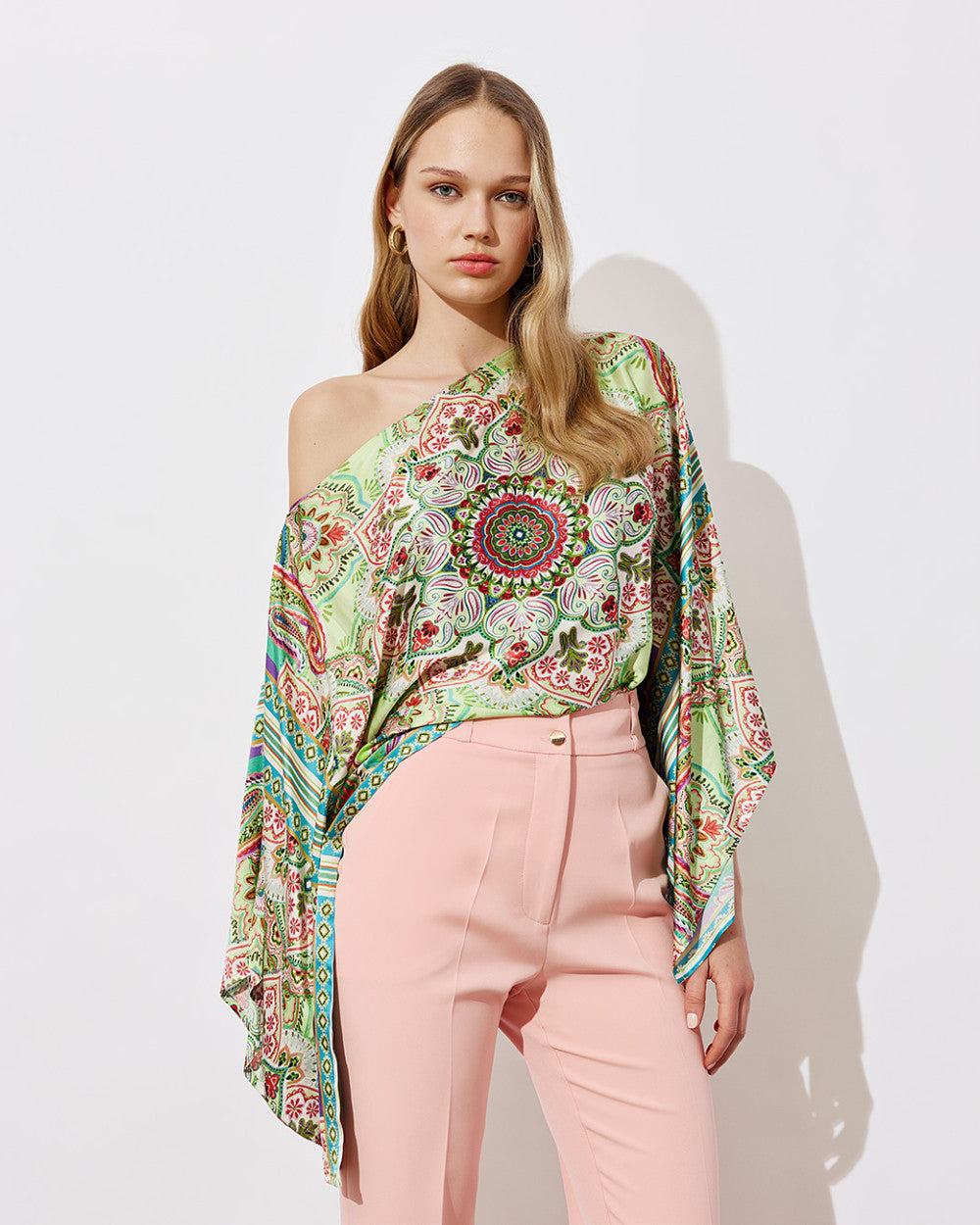 Blusa stampata con spalle scoperte