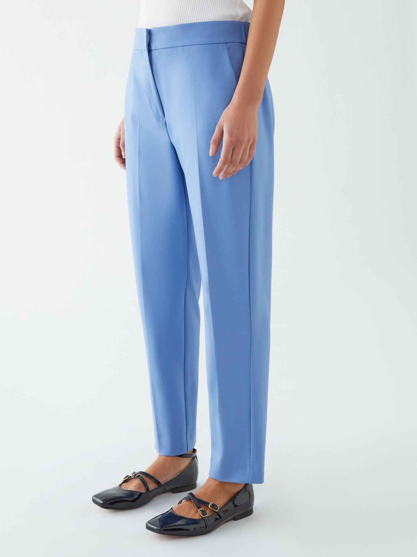 Pantaloni semiaderenti