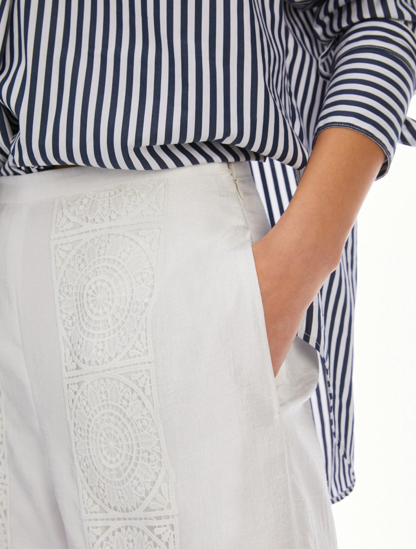 Pantaloni in shantung e macramè
