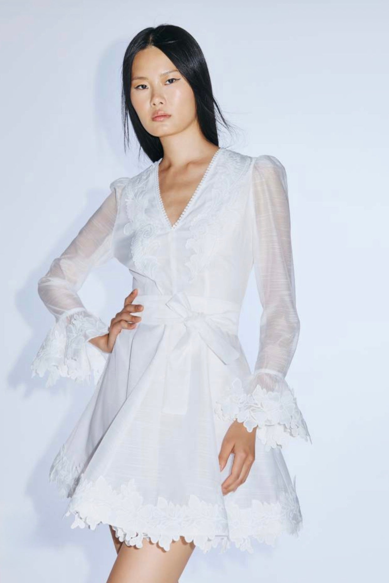 Abito Corto Con Dettagli In Pizzo