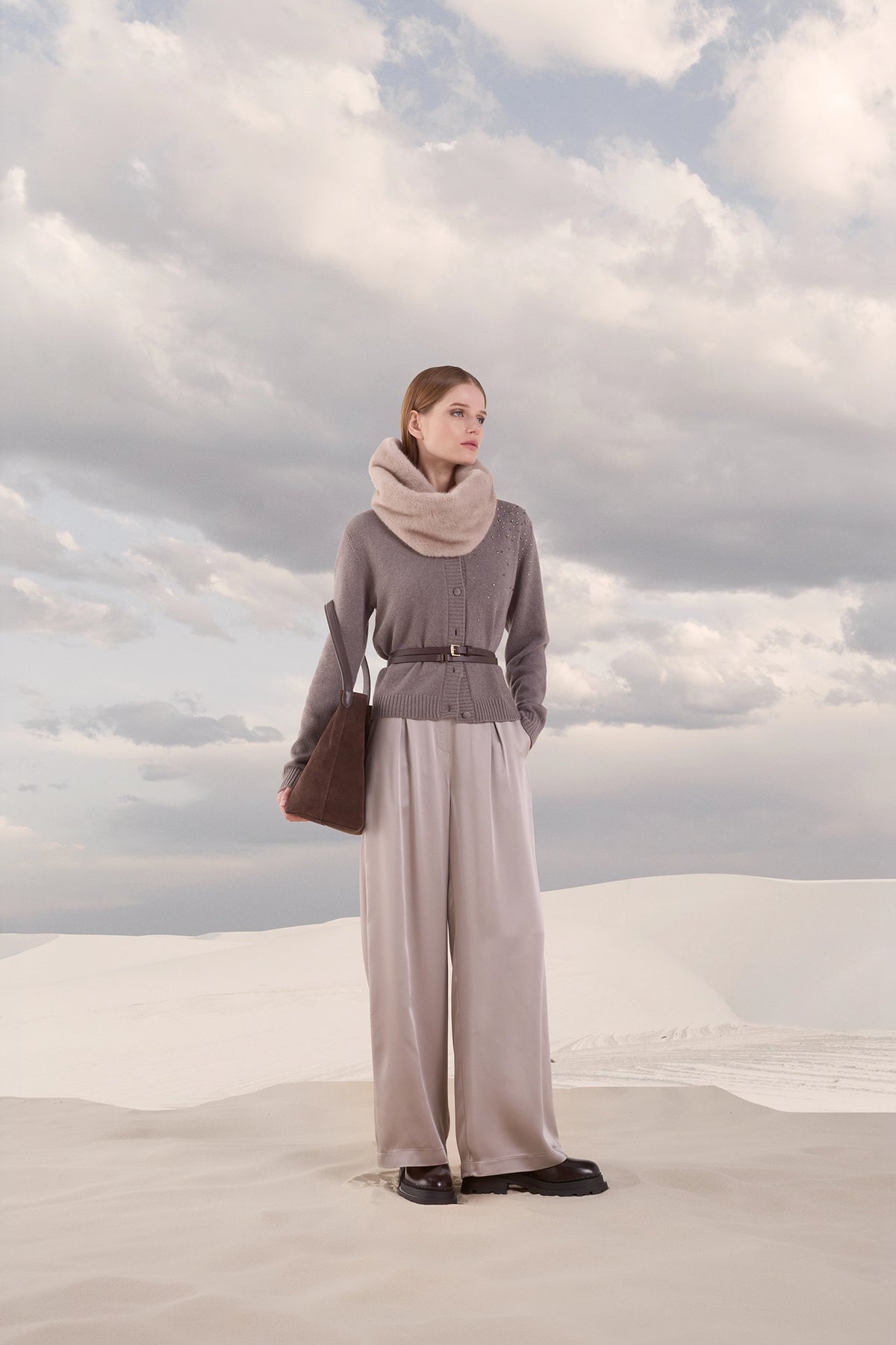 Pantalone in Satin Gamba Larga con una Pince