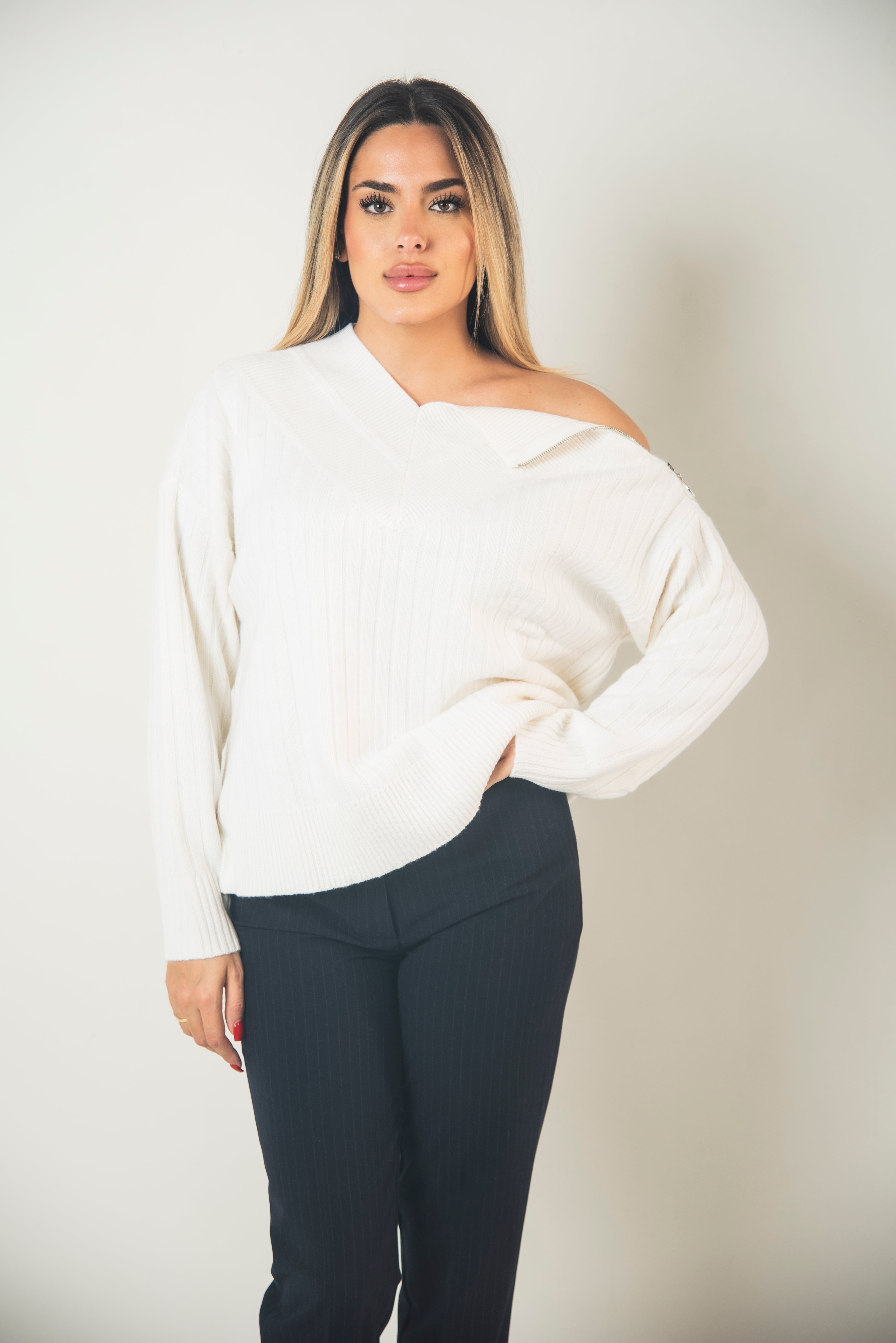 MAGLIA A COSTE CON SCOLLO A V