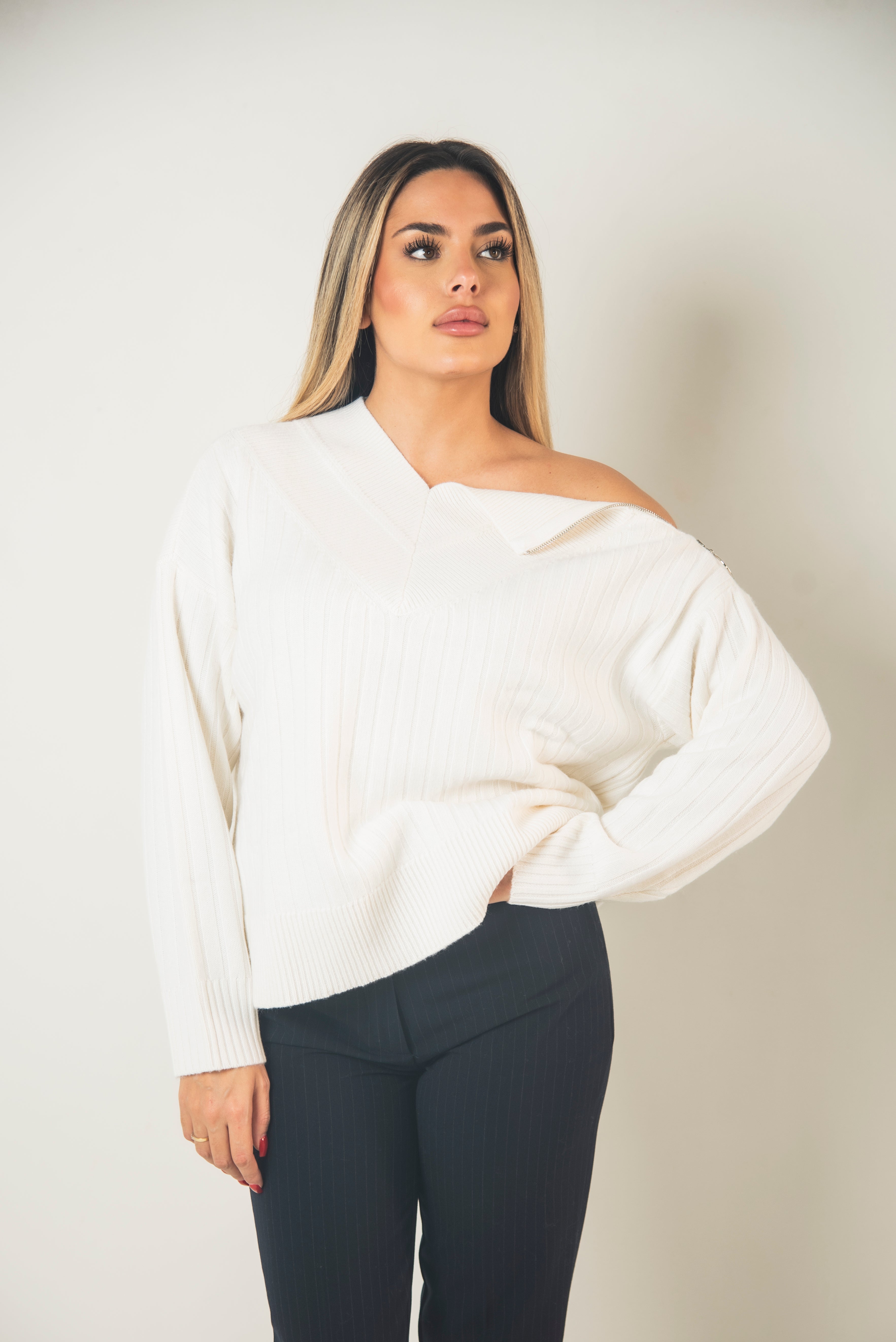 MAGLIA A COSTE CON SCOLLO A V