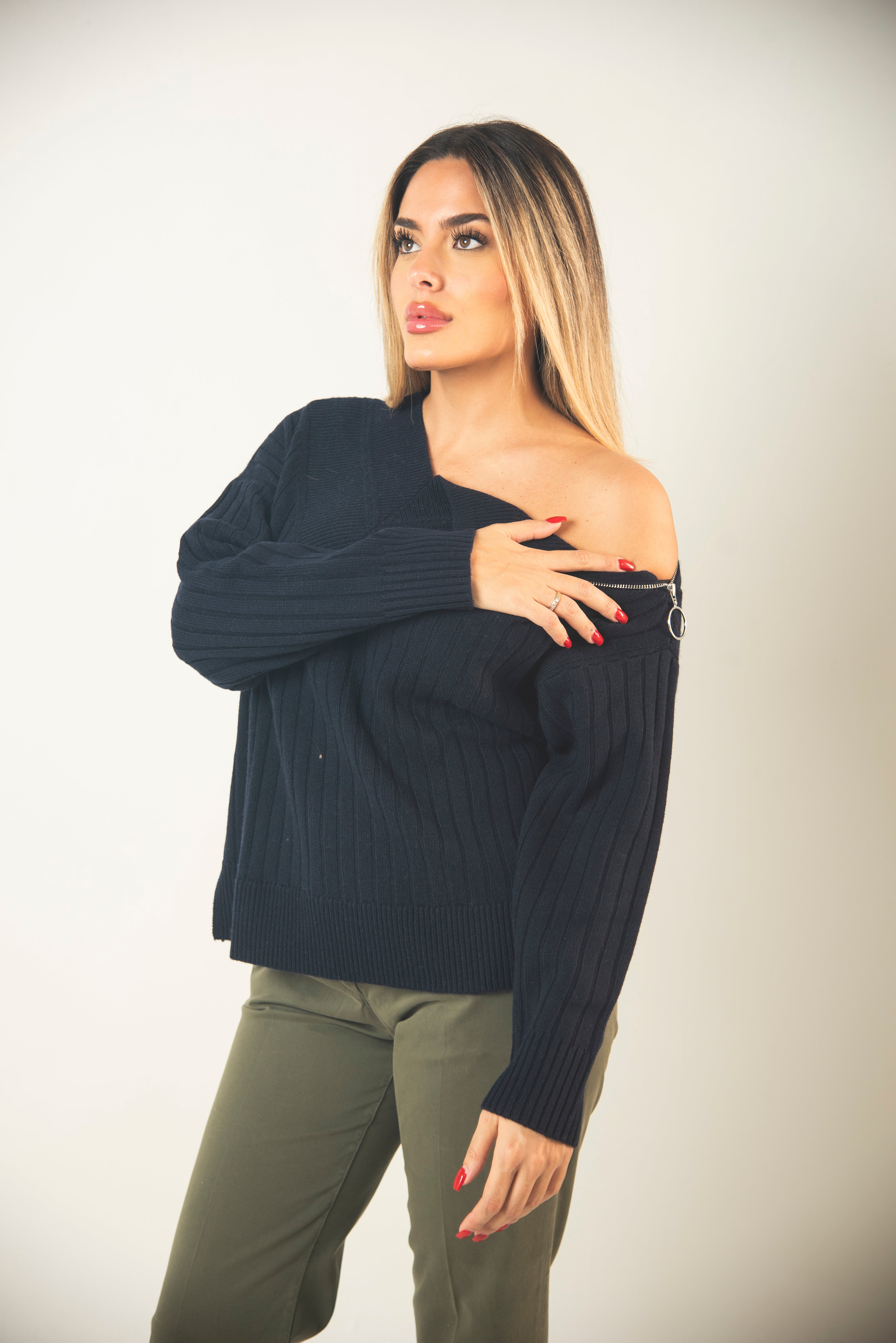 MAGLIA A COSTE CON SCOLLO A V