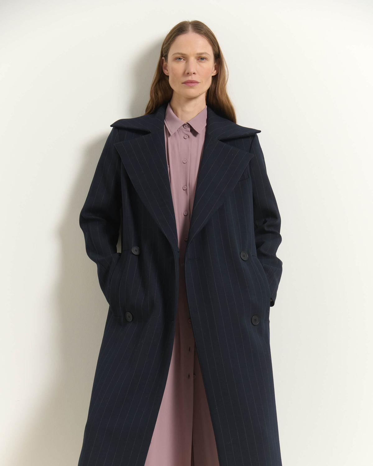 Cappotto Gessato Lungo Doppiopetto con Revers a Lancia