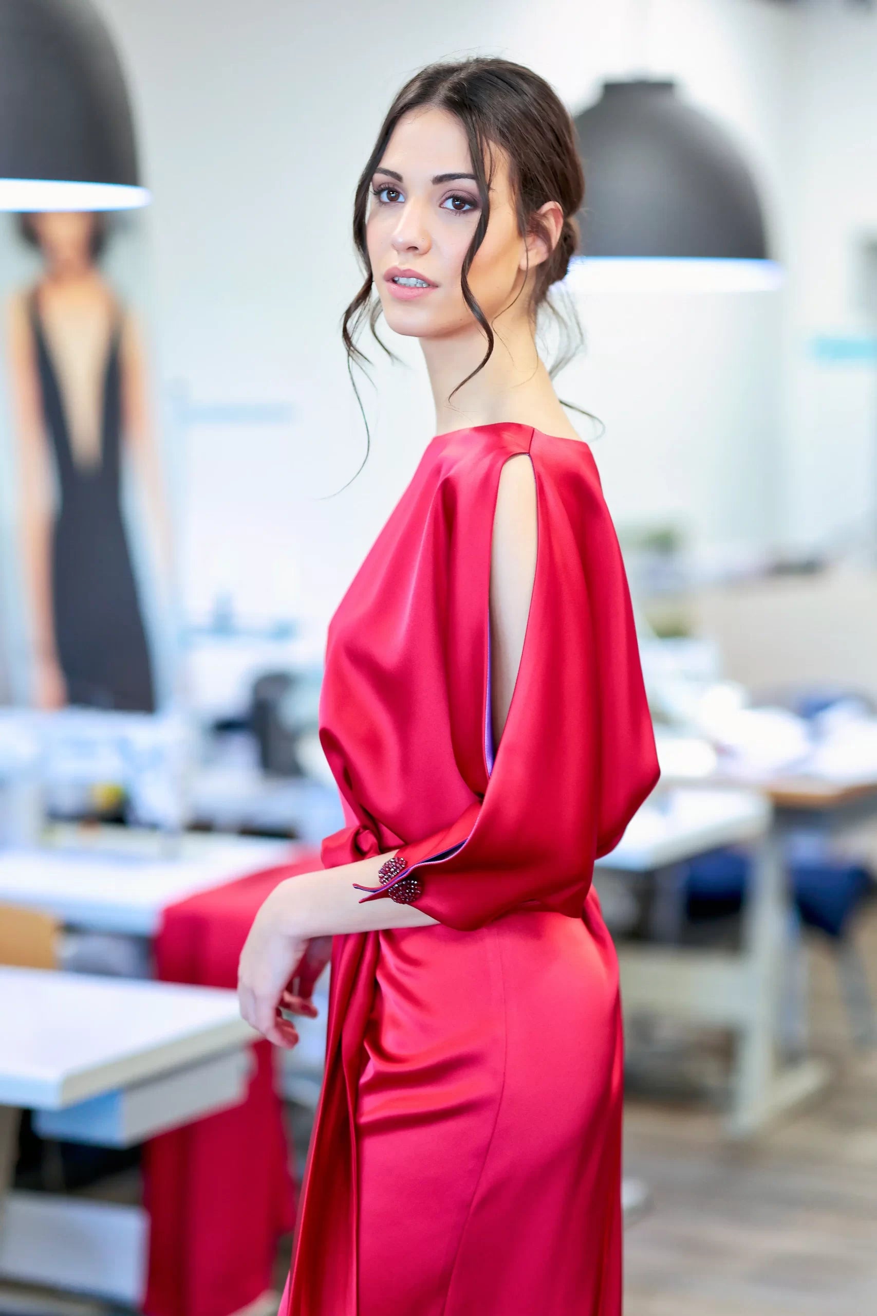 abito in satin con maniche aperte