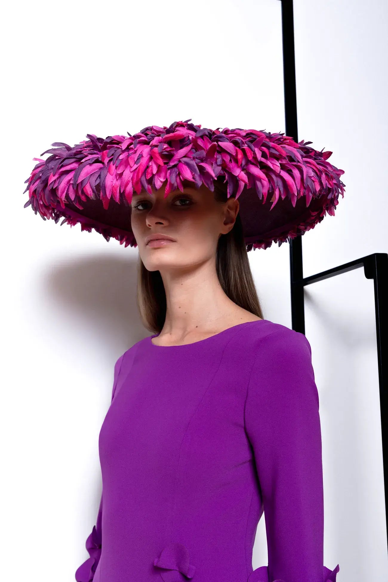 abito in satin dritto manica lunga con ricamo fiori