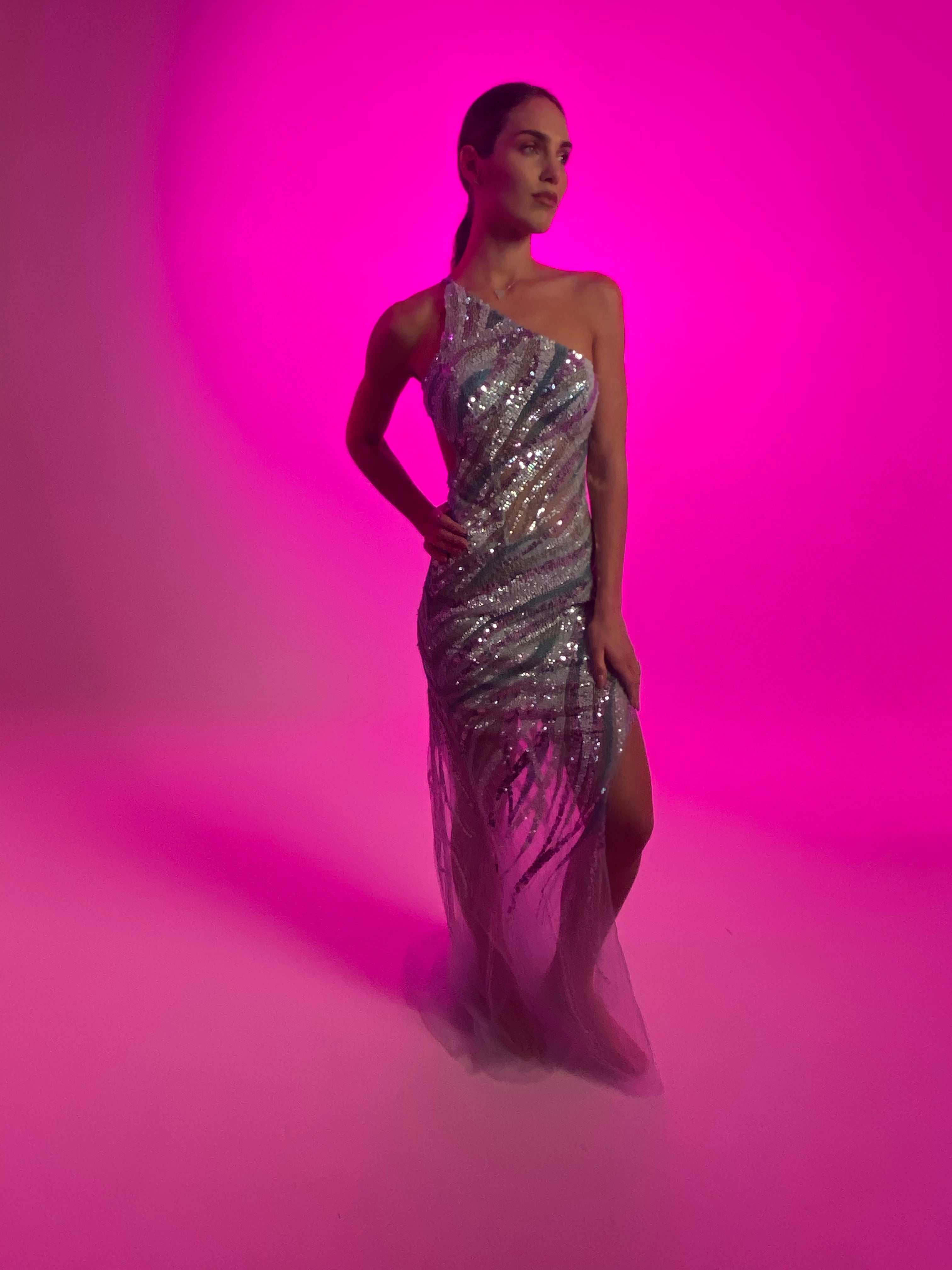 abito mono spalla in paillettes bi-color
