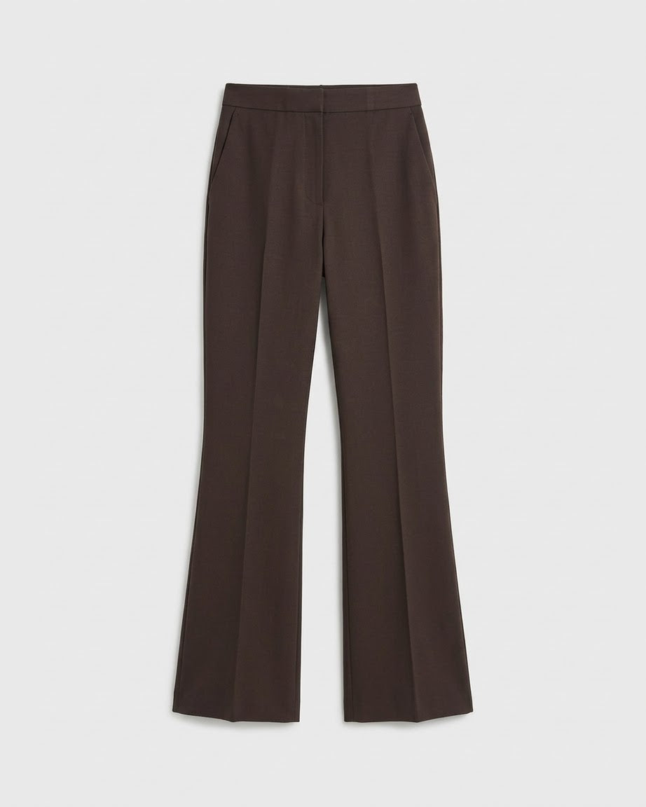 Pantaloni sartoriali con una gamba svasata