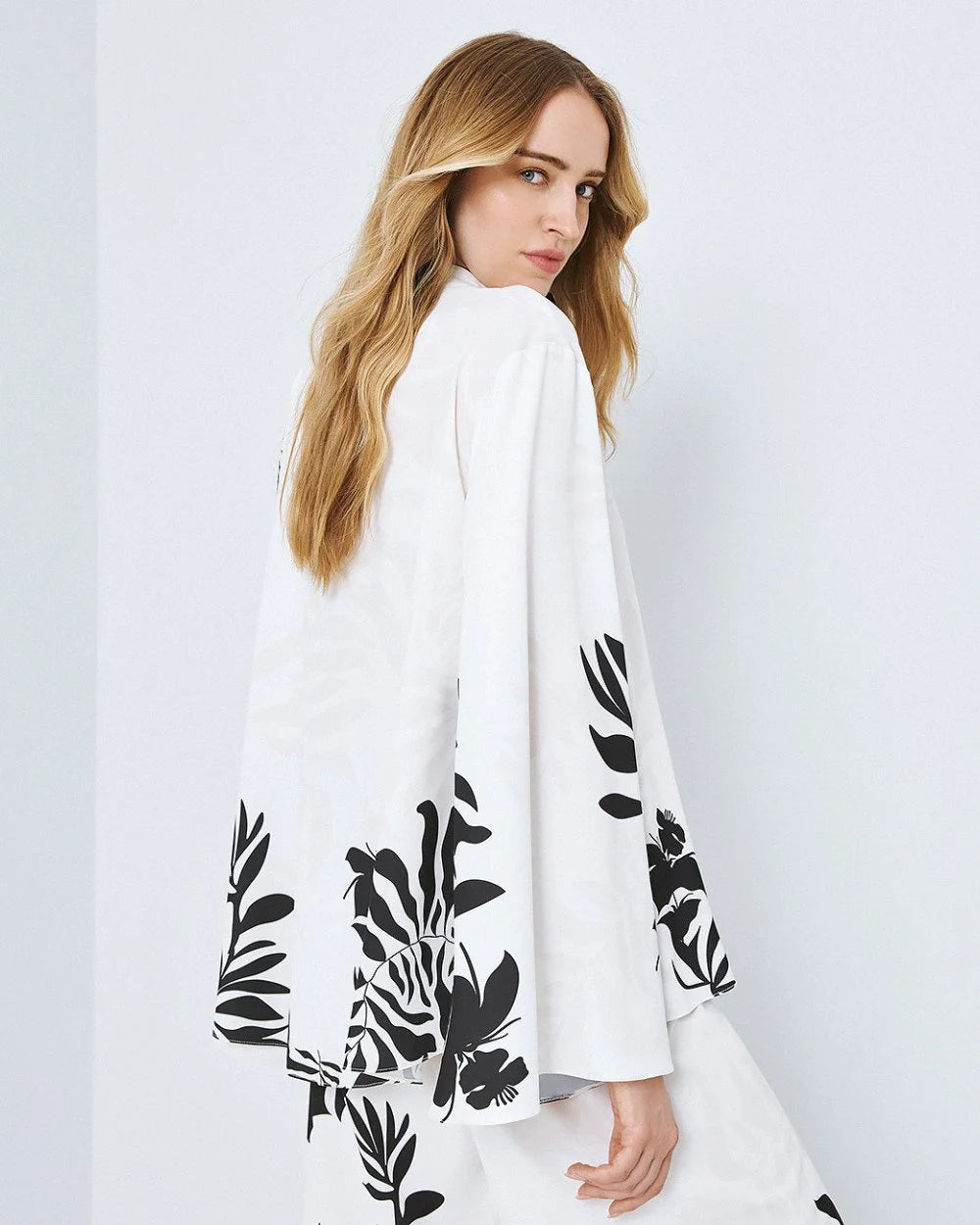 Blusa Floreale Con Apertura Frontale