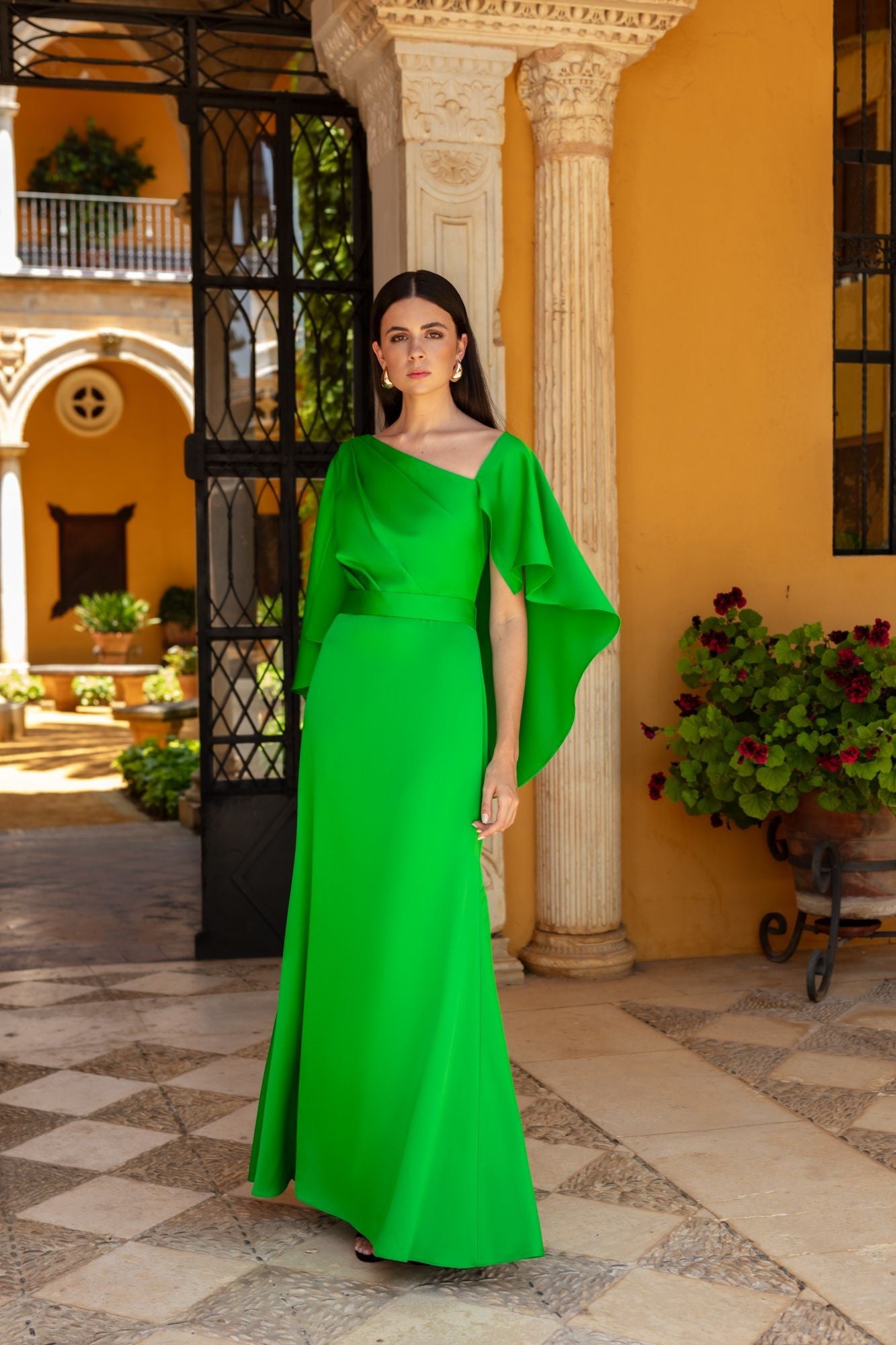 Abito Asimmetrico con Maniche a mantella