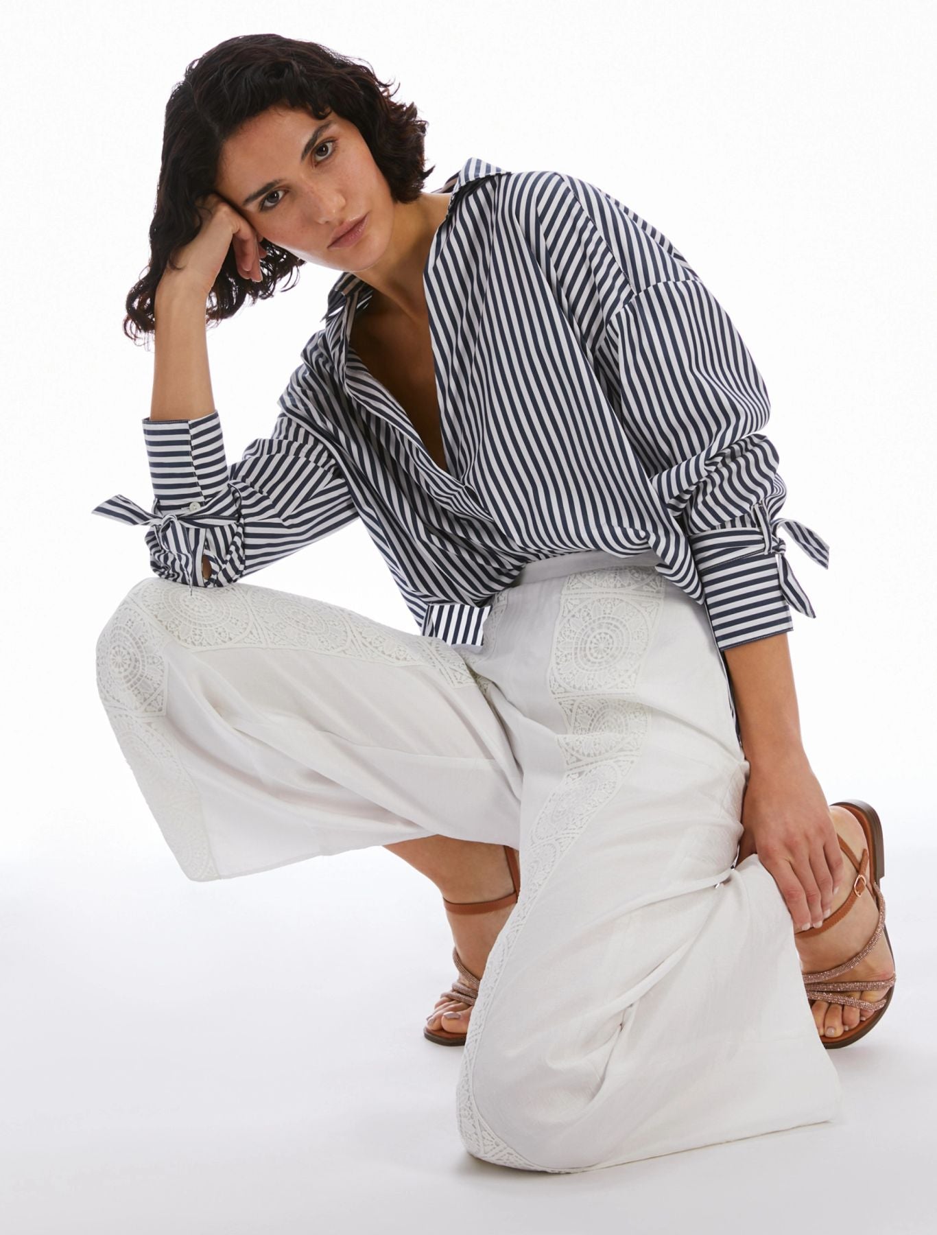 Pantaloni in shantung e macramè