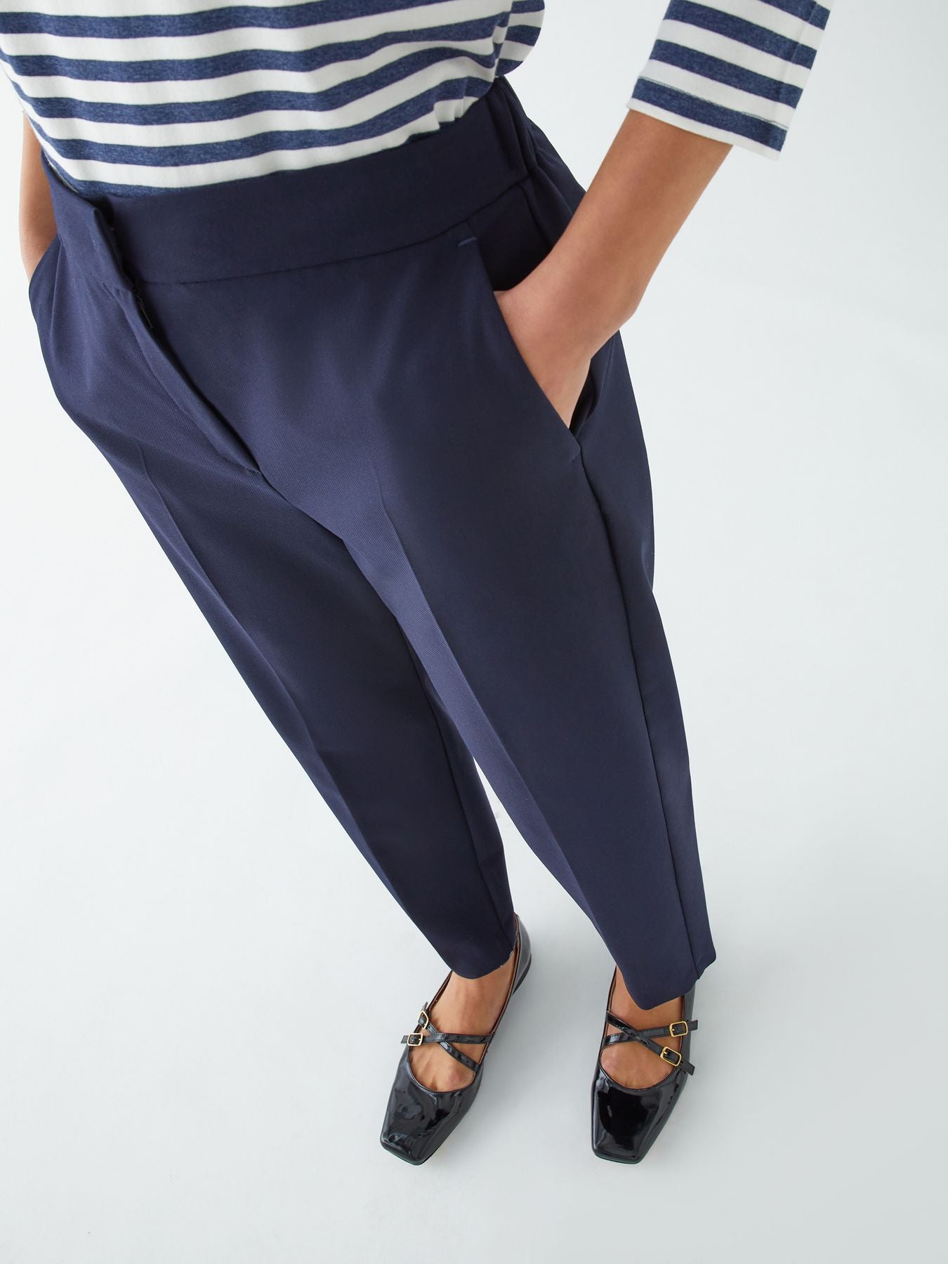 Pantaloni semiaderenti